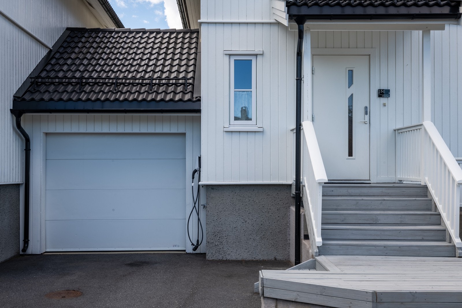 Garasje med lader, samt to parkeringsplasser Galleribilde
