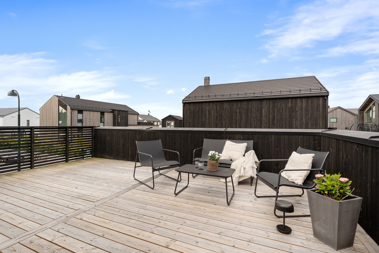 Stor terrasse over carport med gode solforhold Galleribilde