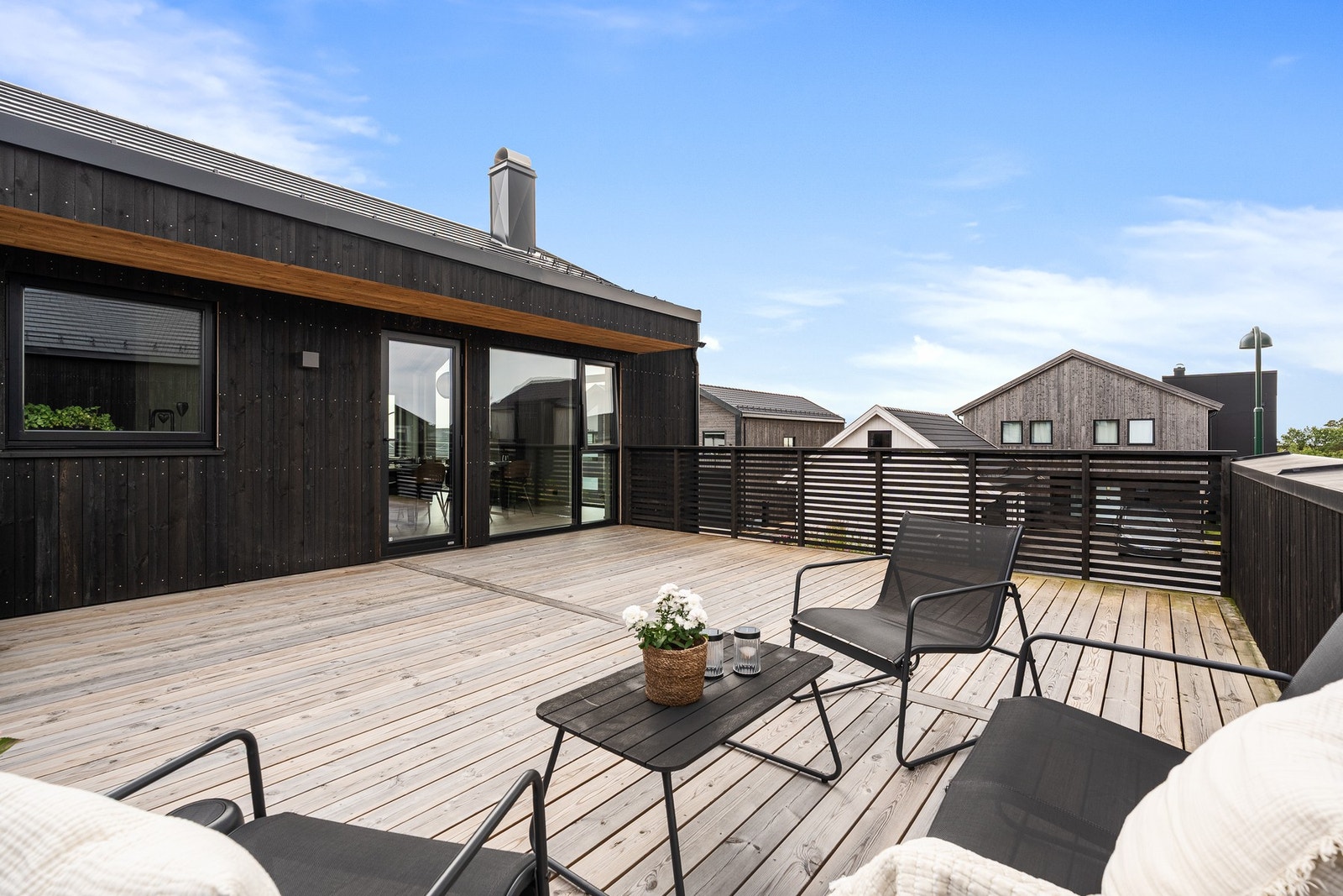Stor terrasse over carport med gode solforhold Galleribilde