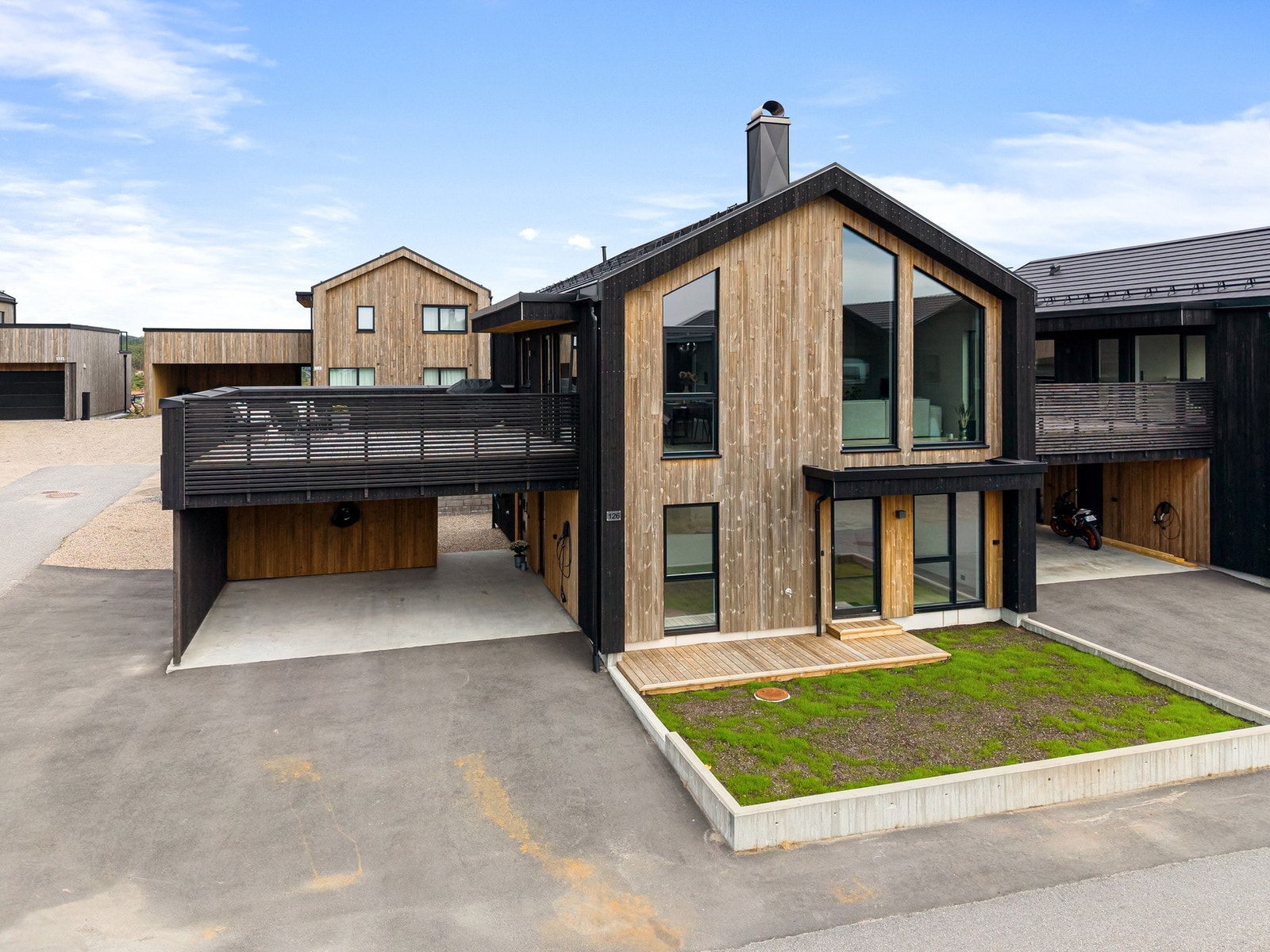 Flott enebolig i kjede med dobbel carport Galleribilde