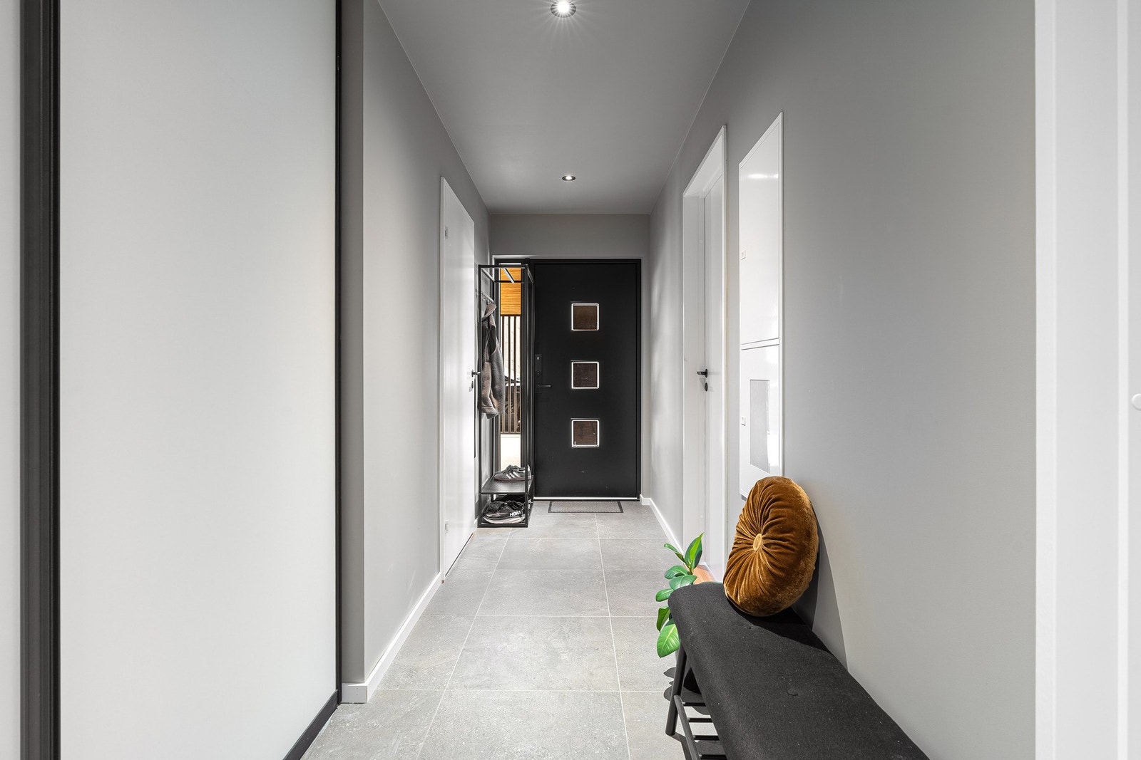 Garderobeskap i gangen Galleribilde