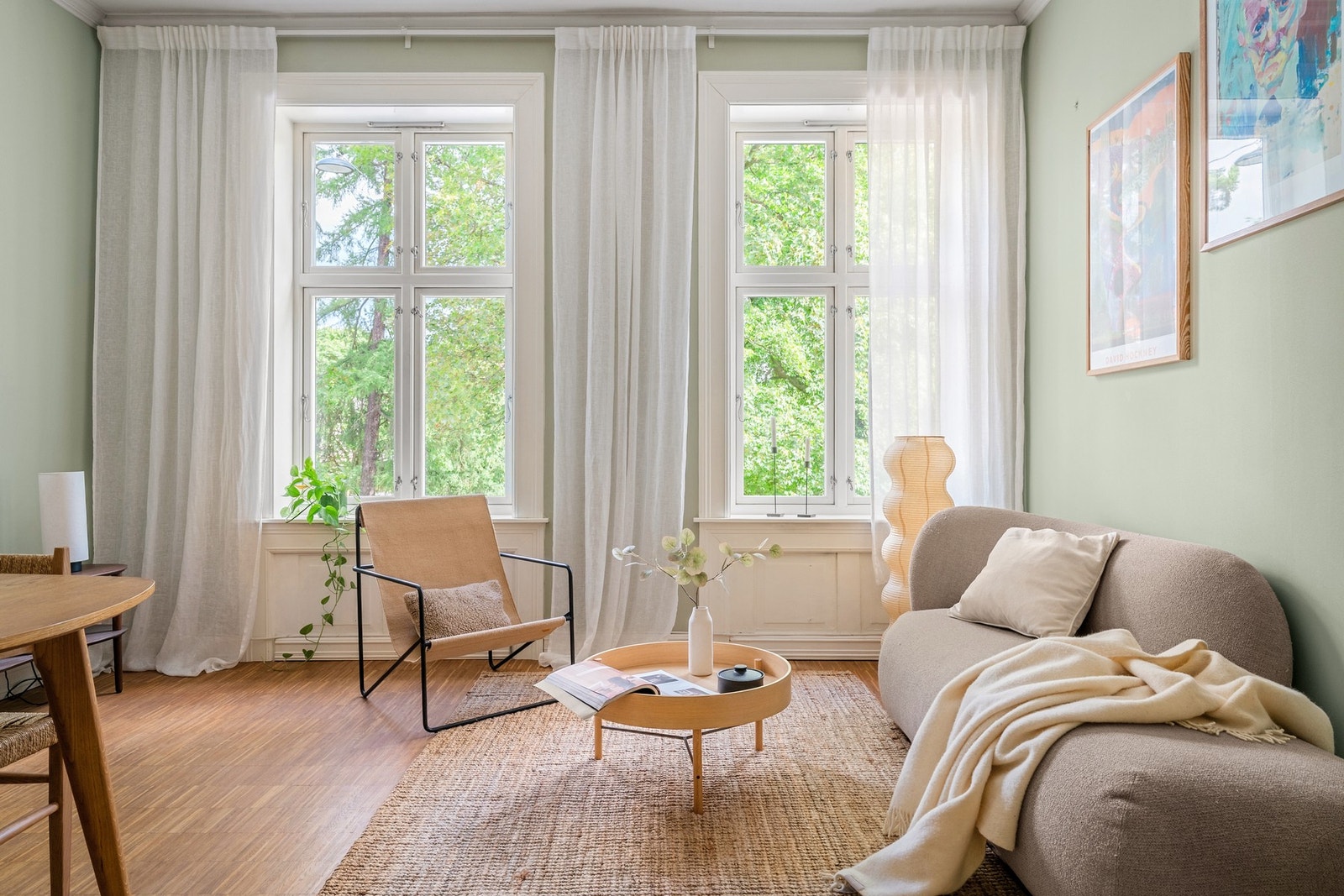 Dette er en parkvendt og gjennomgående 2-roms med en fantastisk beliggenhet! Galleribilde