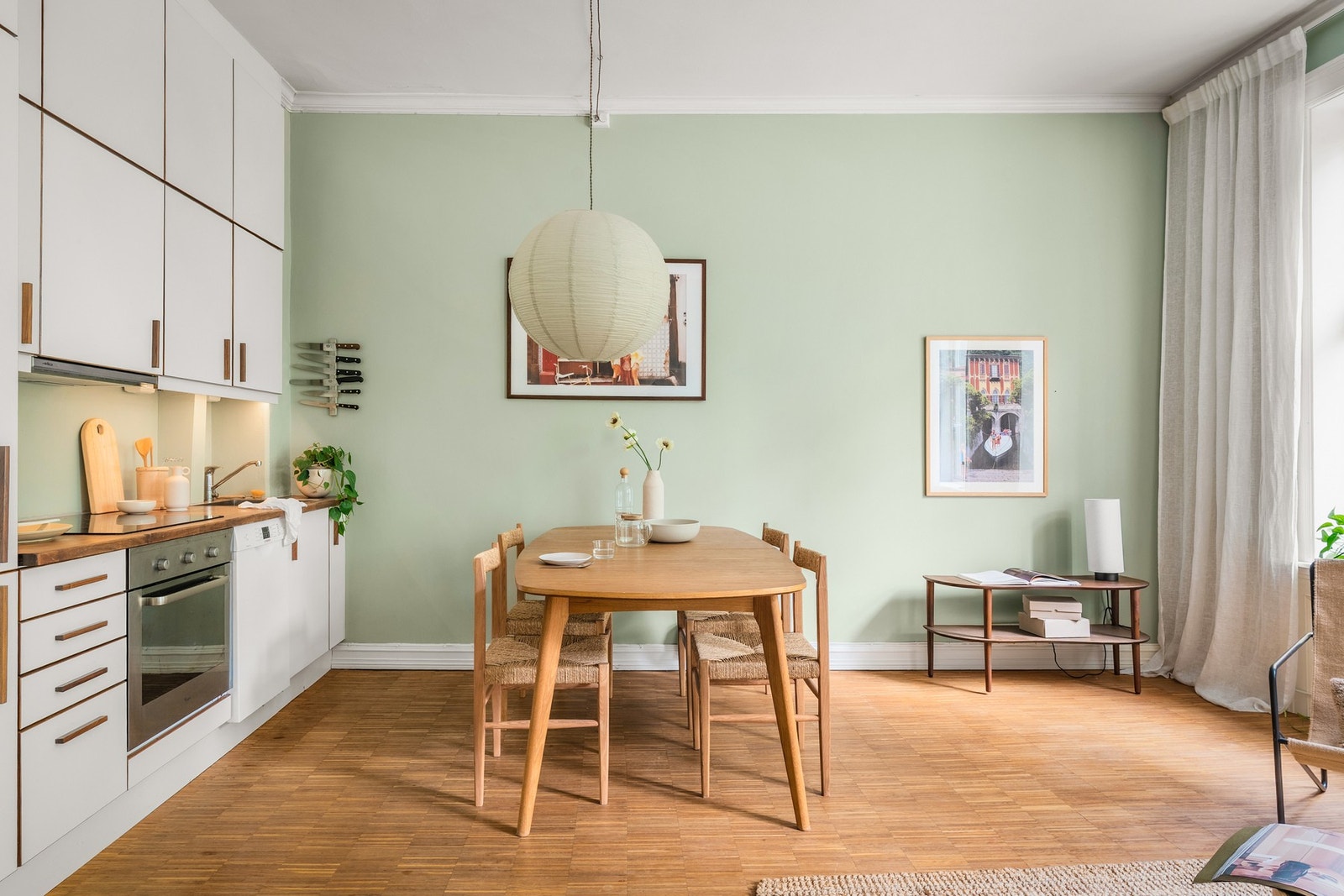 Den åpne planløsningen gir en naturlig ramme for både hverdagsliv og hyggelige sammenkomster med familie og venner. Galleribilde