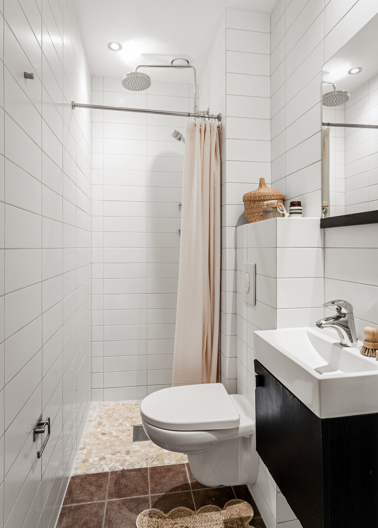 Badet har et tidløst uttrykk med flislagte overflater og varmekabler i gulvet. Galleribilde