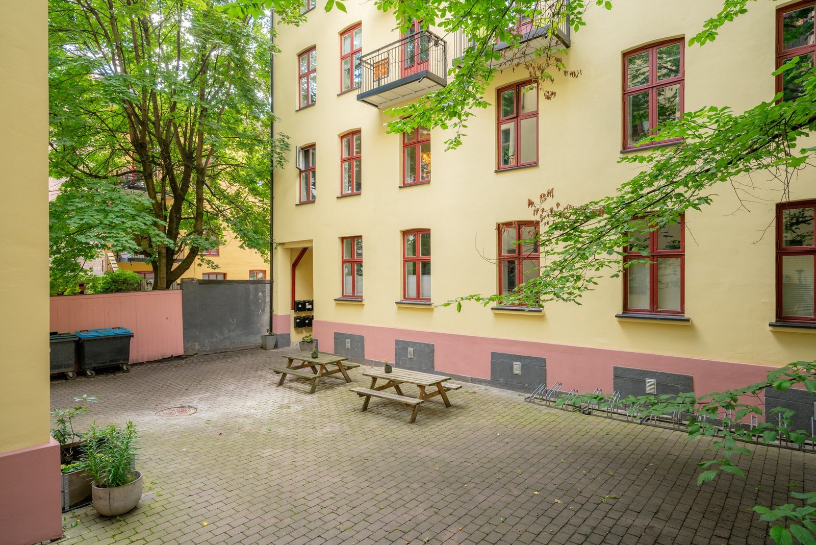 Borettslagets bakgård er til stor glede blant beboerne med sittebenker. Galleribilde