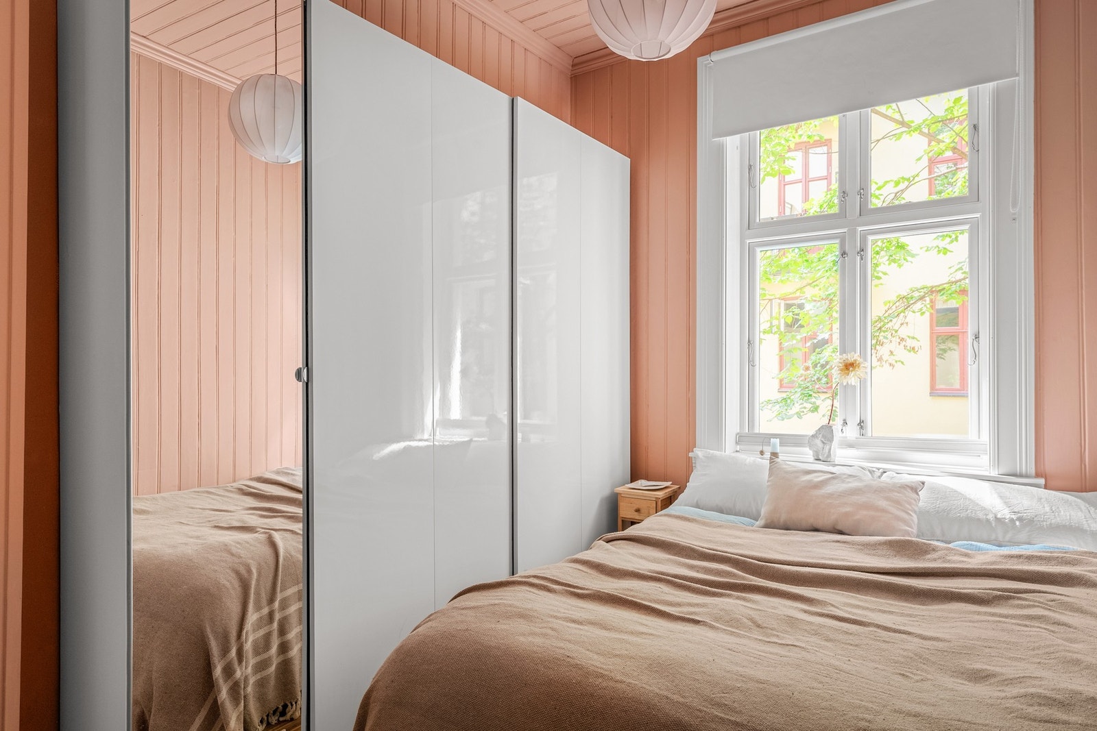 Rommet har plass til dobbeltseng og garderobeløsning langs den ene veggen, og utnytter arealet på en god måte. Galleribilde
