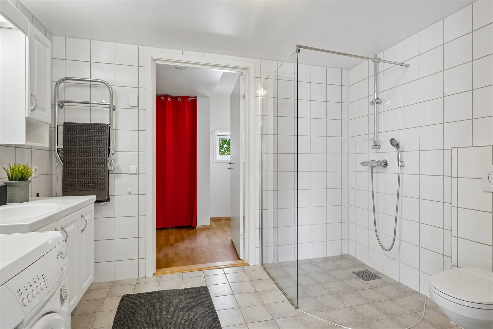 Flis på gulv og vegger. Opplegg for vaskemaskin. Galleribilde