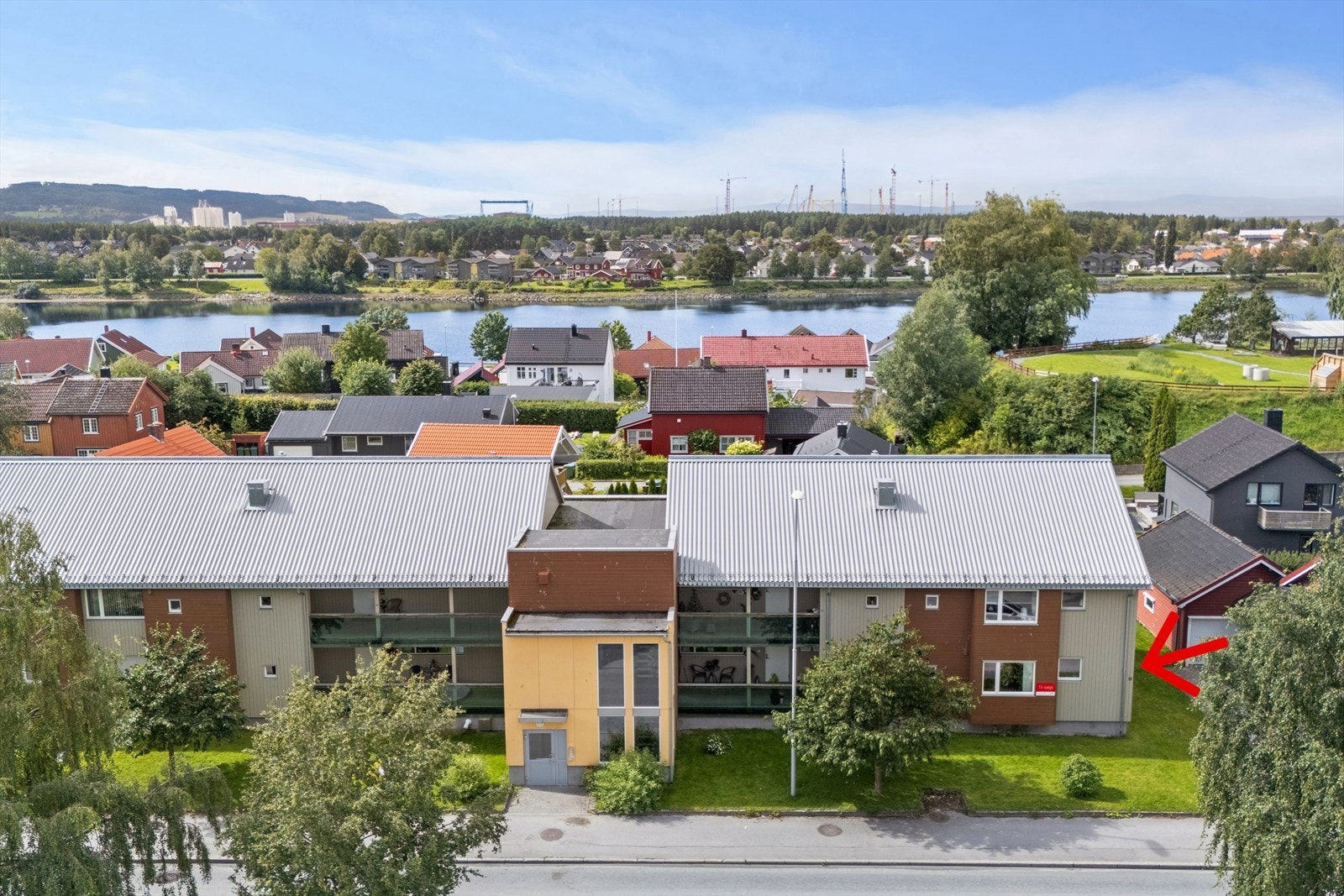 En sjelden anledning midt i sentrum med alt av fasiliteter like utenfor døra. Leiligheten ligger i enden av blokka med enkel tilgang på bakkenivå. Galleribilde