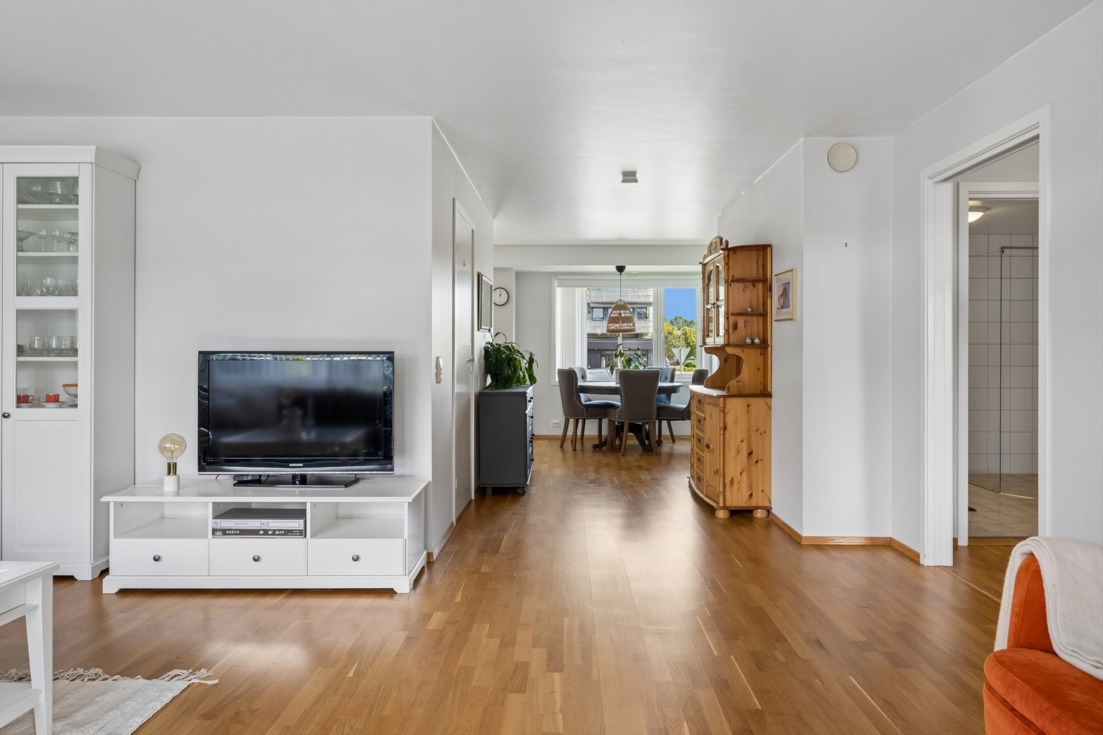 Fint gjennomlys i leiligheten som gir et åpent og lyst inntrykk. Galleribilde