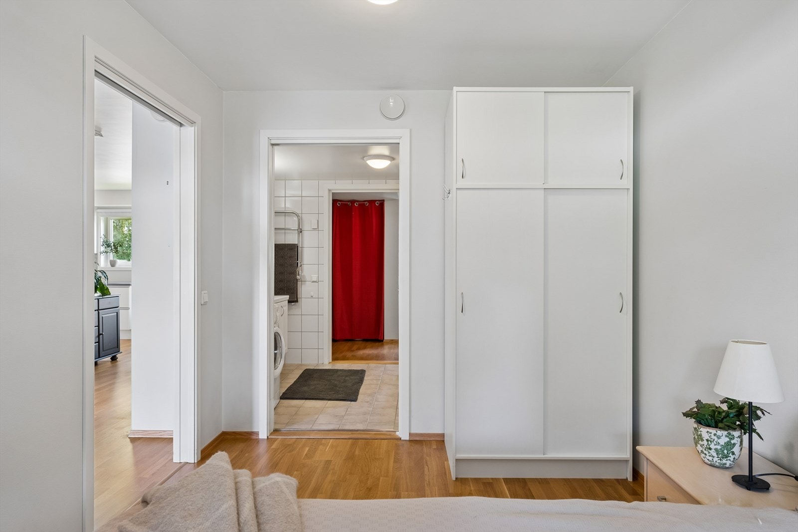 God plass til garderobe, samtidig som man har tilgang til badet fra rommet. Galleribilde