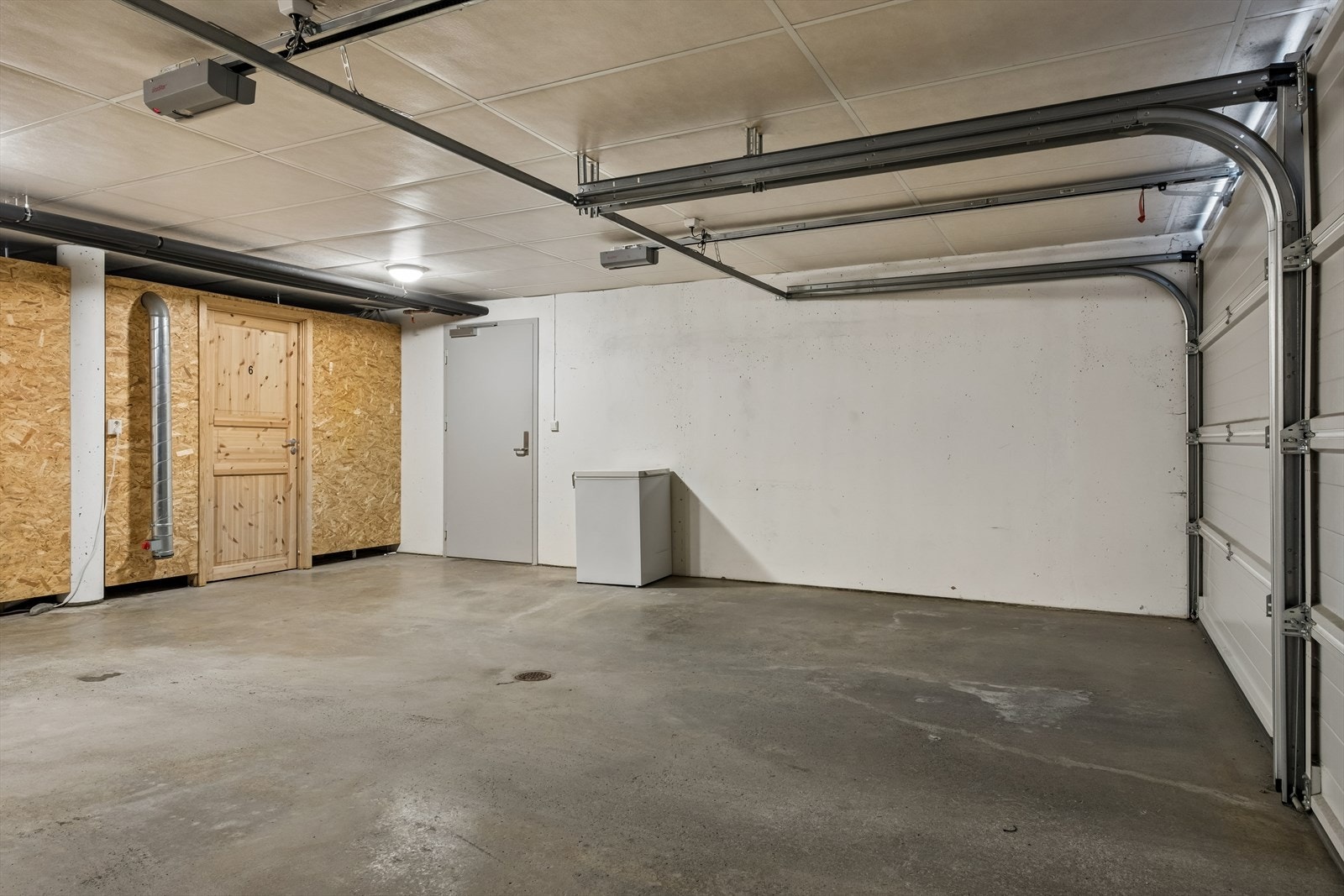 Det er heis ned fra leiligheten og til garasjekjelleren. I bakkant av plassen har man en romslig bod på 6 kvm. Galleribilde