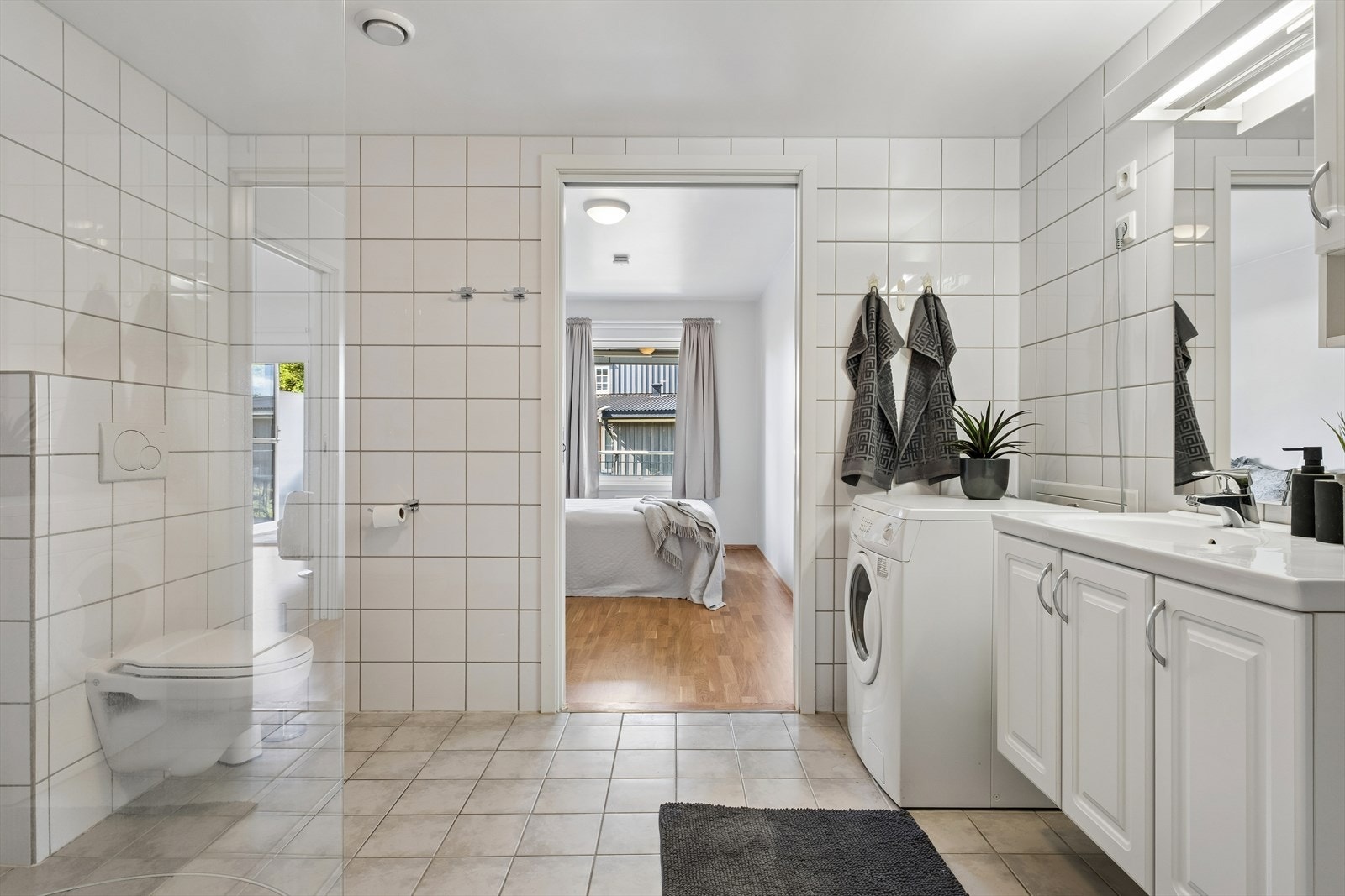 Badet er på 7 kvm og har inngang fra stue og entré. Det er varme i gulv. Galleribilde