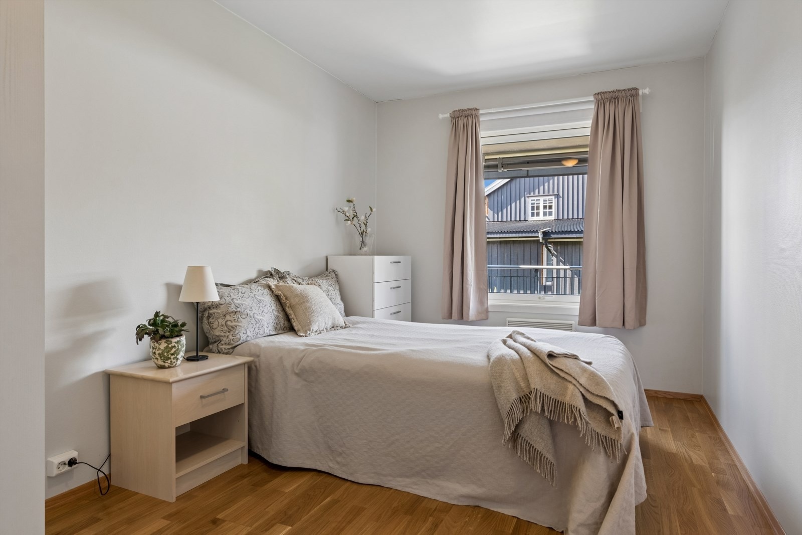 Hovedsoverommet er på 11 kvm og har god plass til dobbeltseng. Vender mot rolig bakgård. Galleribilde