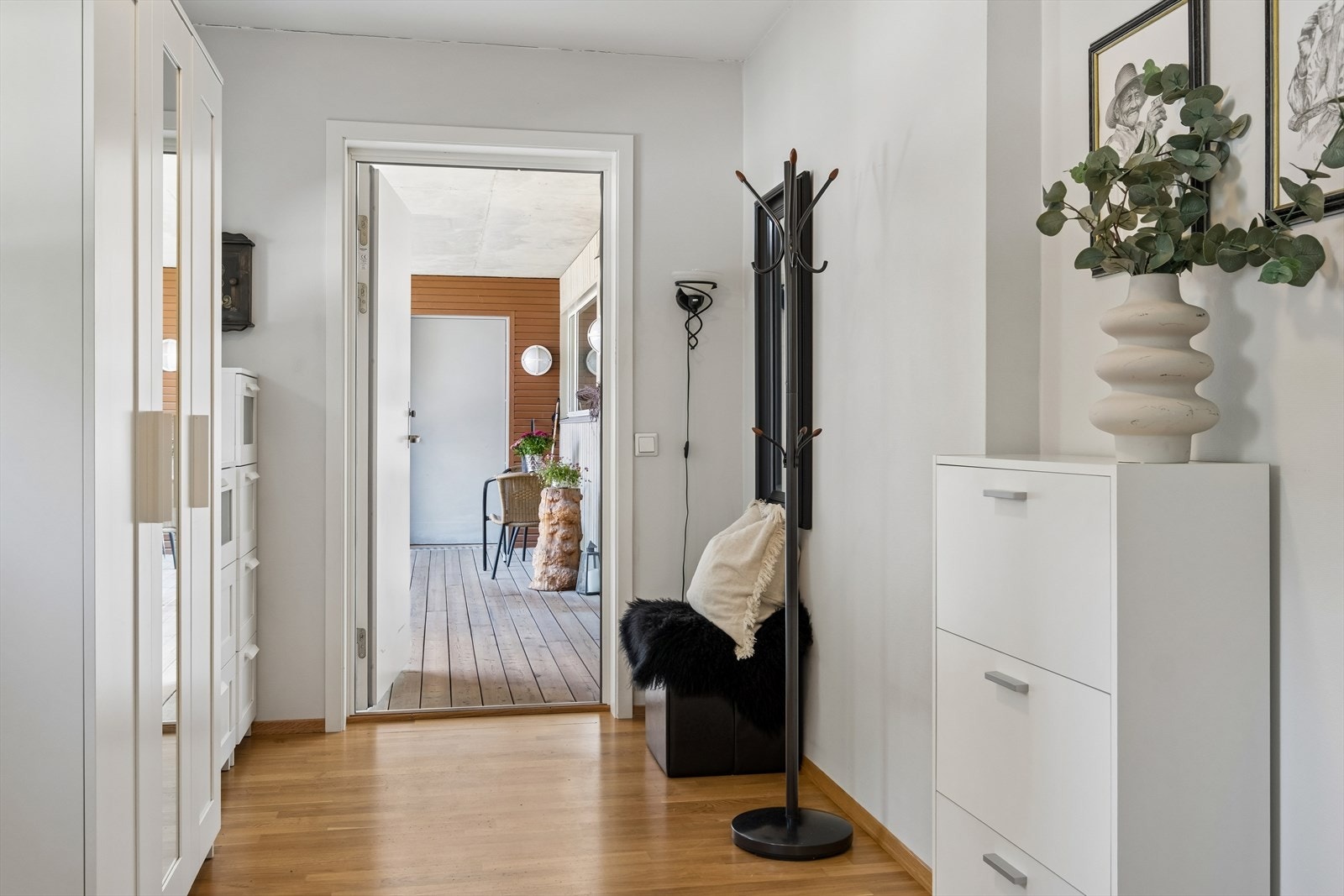 Entréen er romslig og har mulighet for mye skap- og kommodeplass. Galleribilde