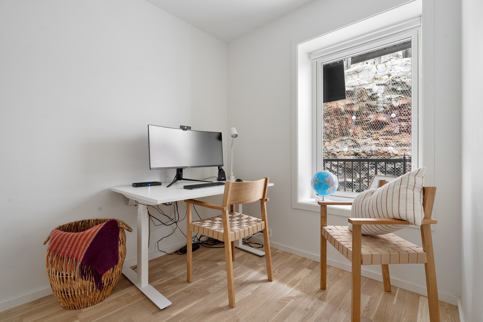 Soverom 2 er lyst og funksjonelt, med god plass til seng og oppbevaring. Galleribilde