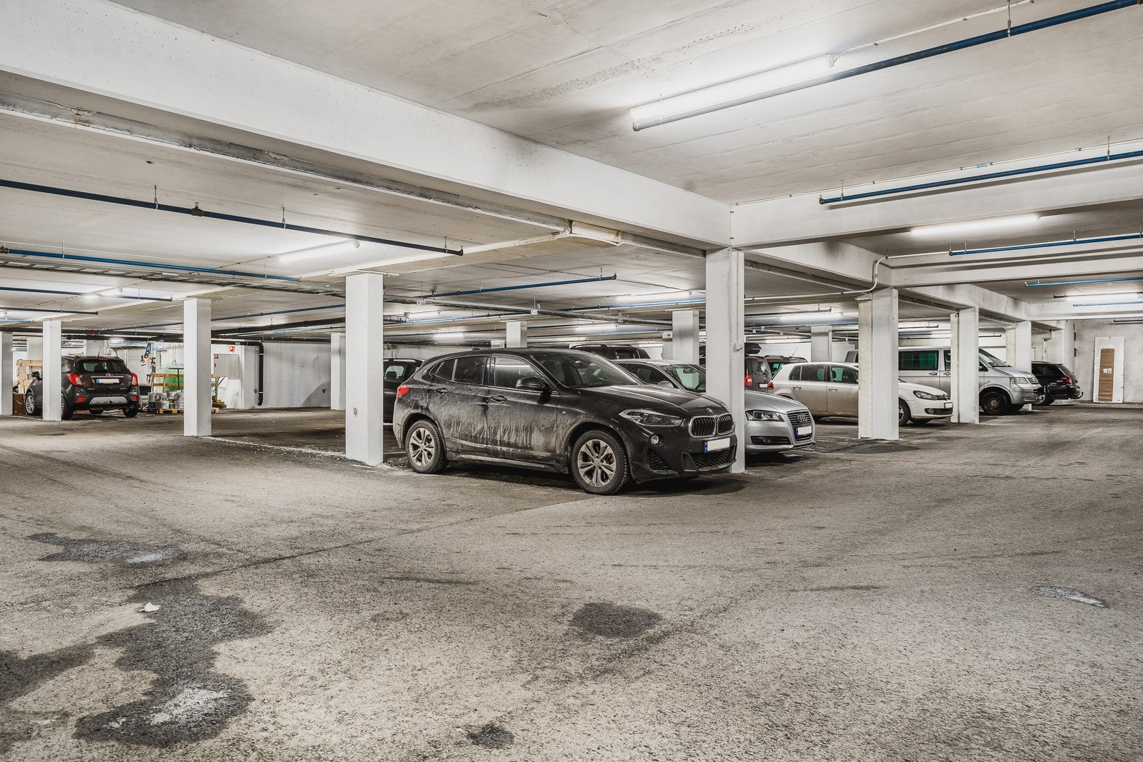 Fast plass med attraktiv intern beliggenhet i lukket garasjeanlegg - tilrettelagt for enkel etablering av elbillader. Galleribilde