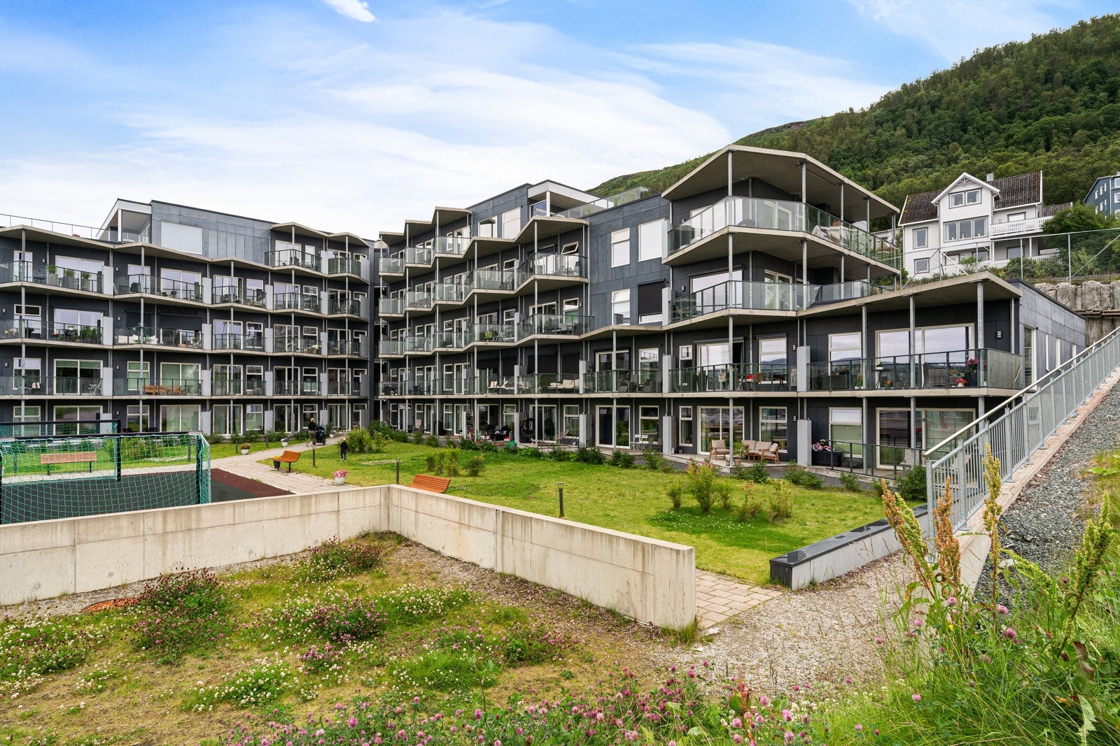 Leiligheten ligger meget flott plassert i et etablert boligfelt på fastlandet. Galleribilde