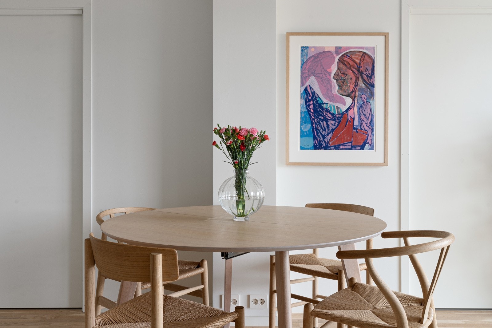 Det er åpen stue/kjøkken løsning som gir naturlig rom for spisebord. Galleribilde