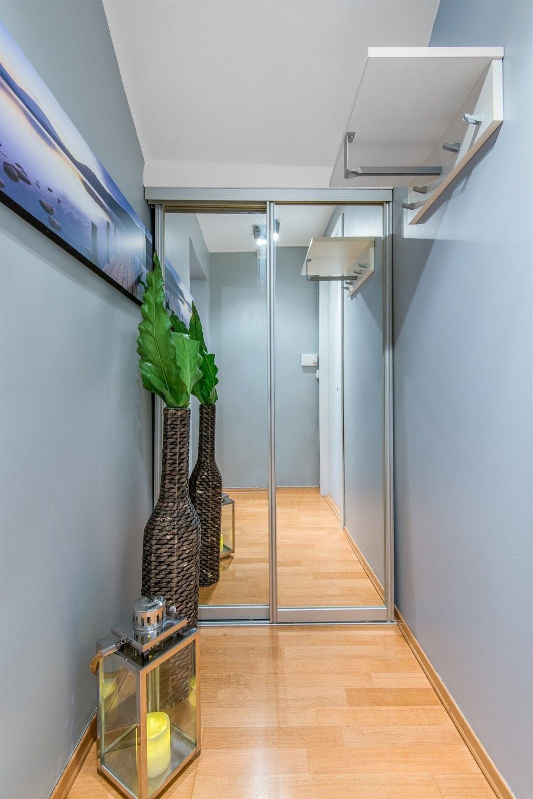 Praktisk skyvedørsgarobe. Leilighet disponerer en kjellerbod og en innvendig bod. Galleribilde