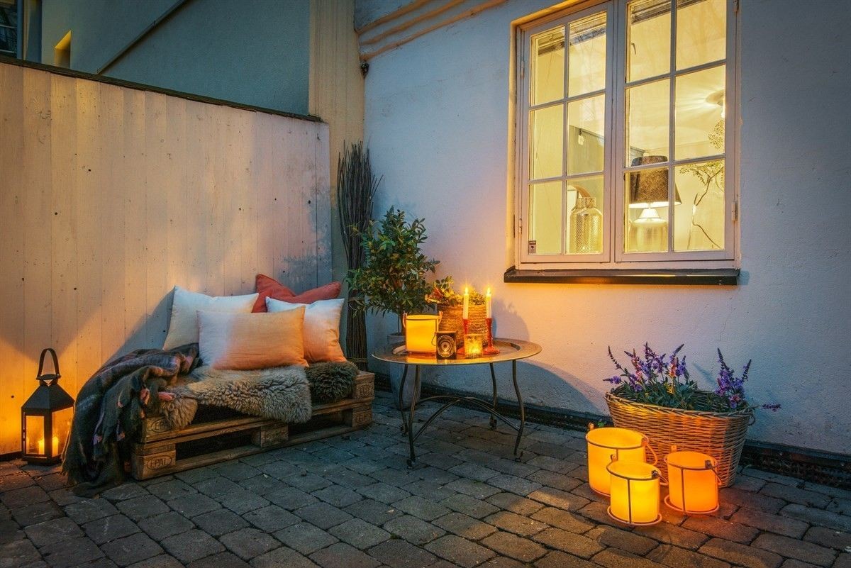 Veldig hyggelig privat terrasse beliggende i rolig bakgård Galleribilde