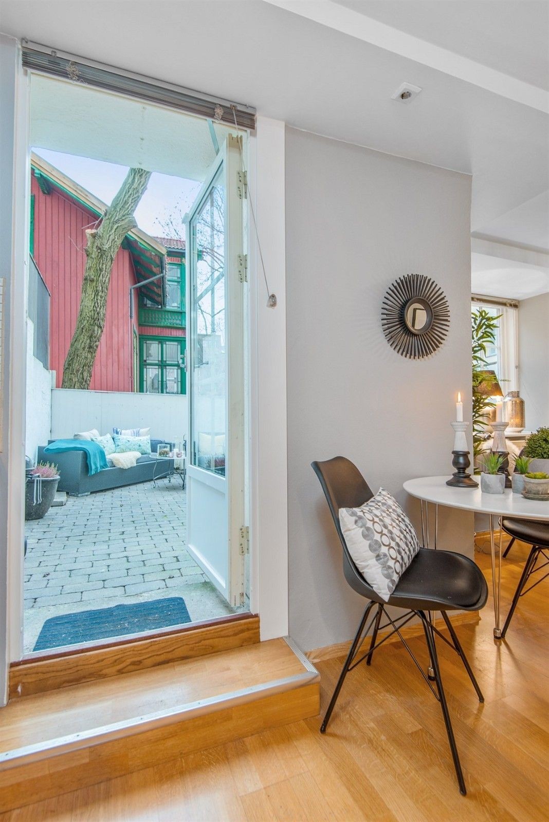 Utgang til stor privat terrasse Galleribilde