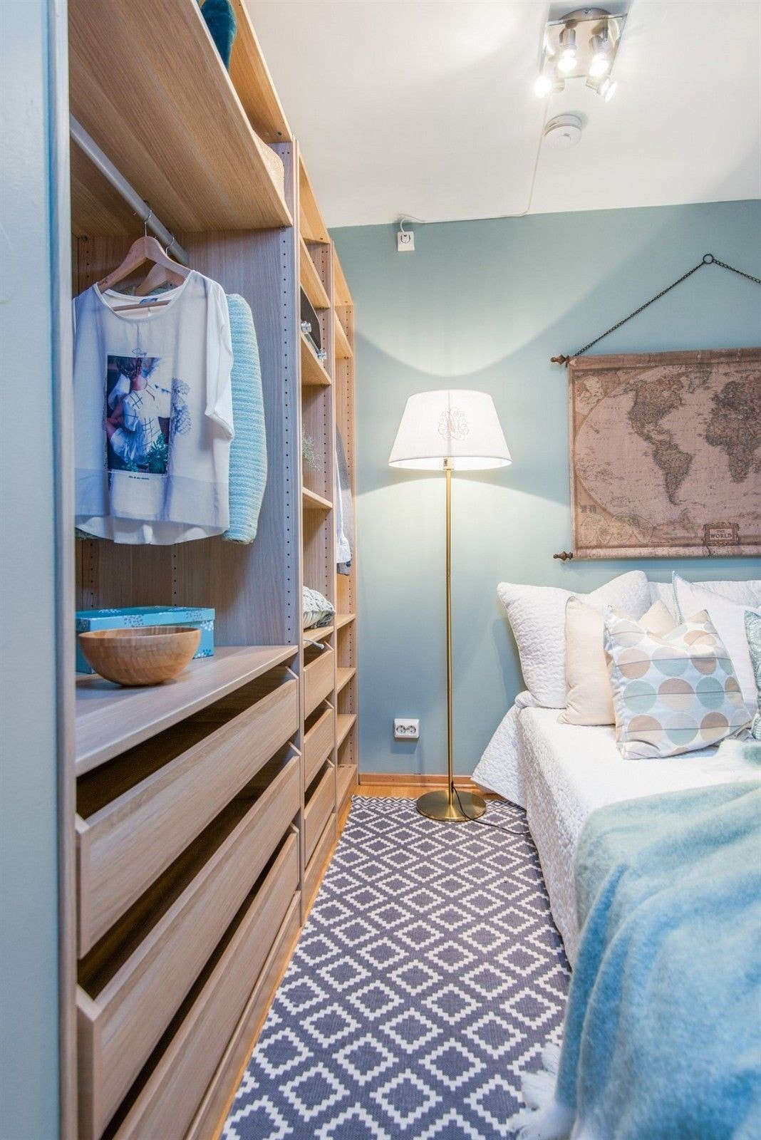 Soverom med garderobe Galleribilde