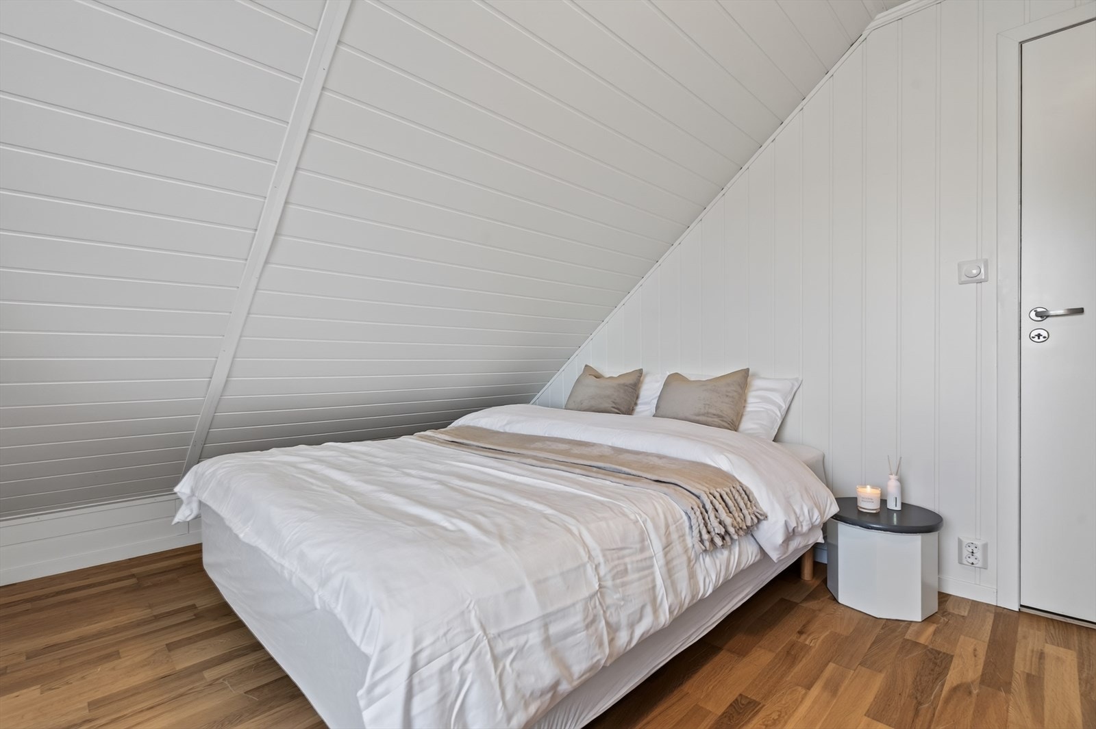 Loftrommet er i dag innredet for soveplass. Rommet er ikke godkjent for varig opphold. Galleribilde