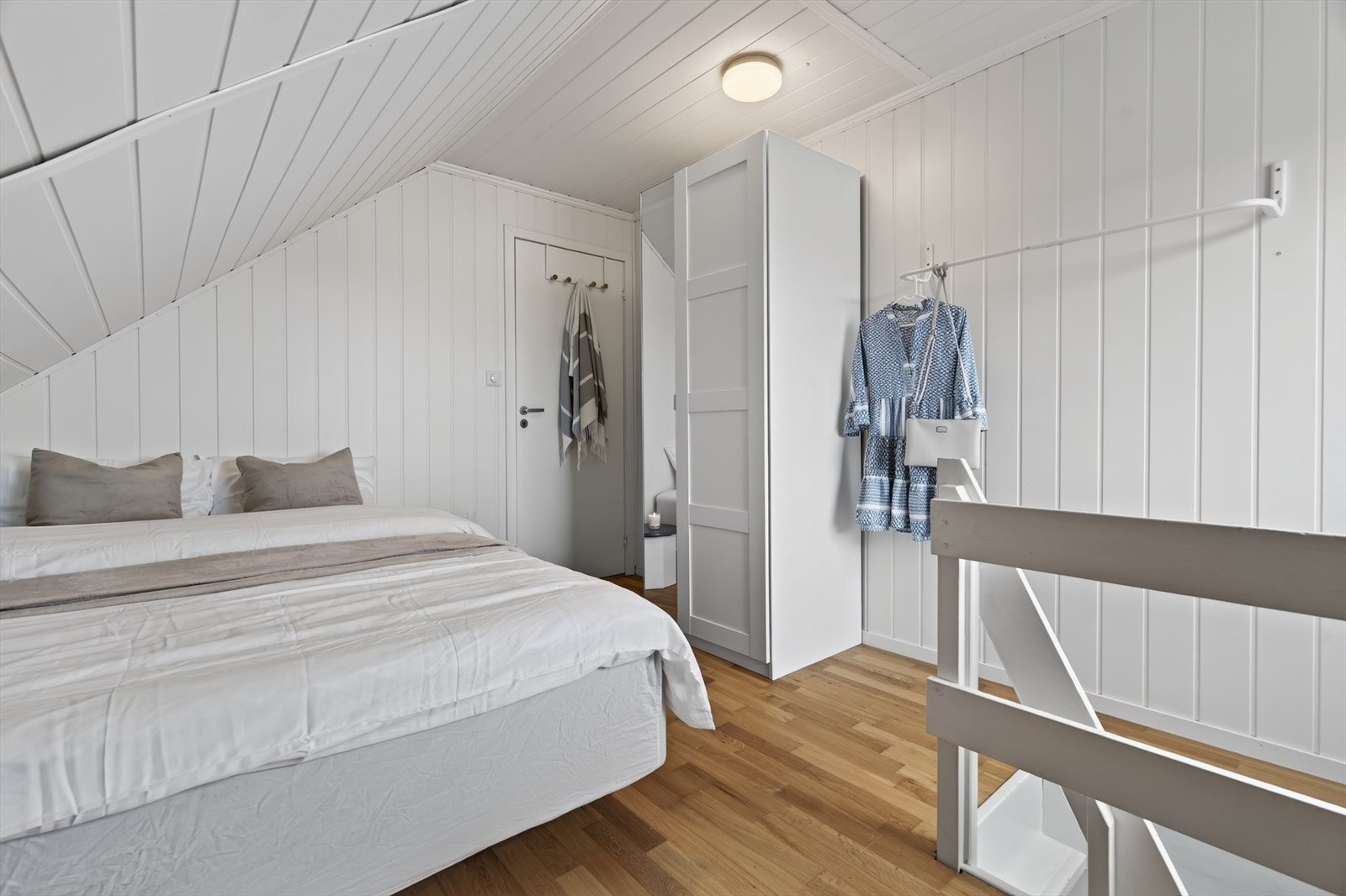 Innredet rom på loftet med plass til dobbeltseng og oppbevaringsmøbler. Galleribilde
