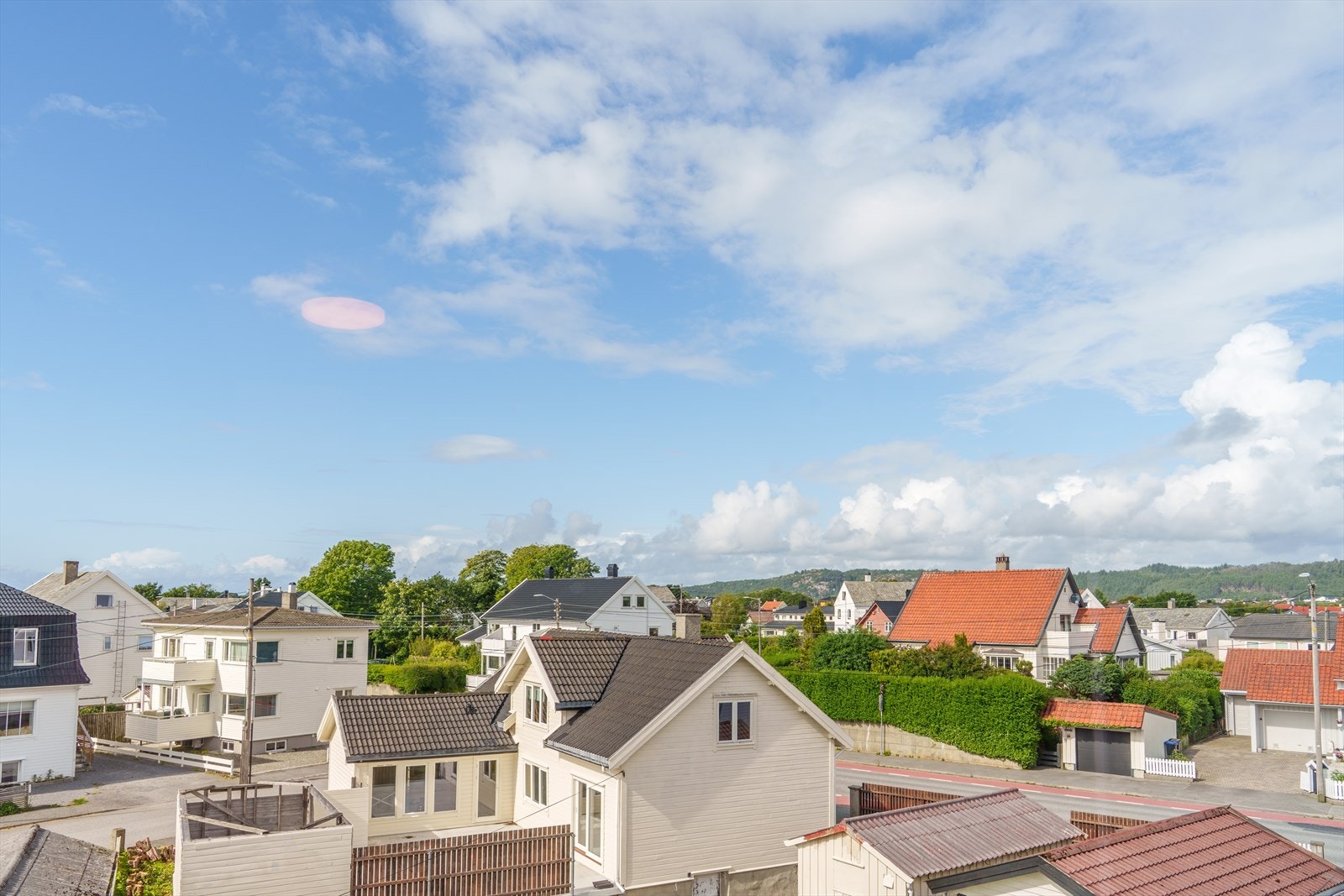Eiendommen ligger i et sentralt og rolig strøk. Galleribilde