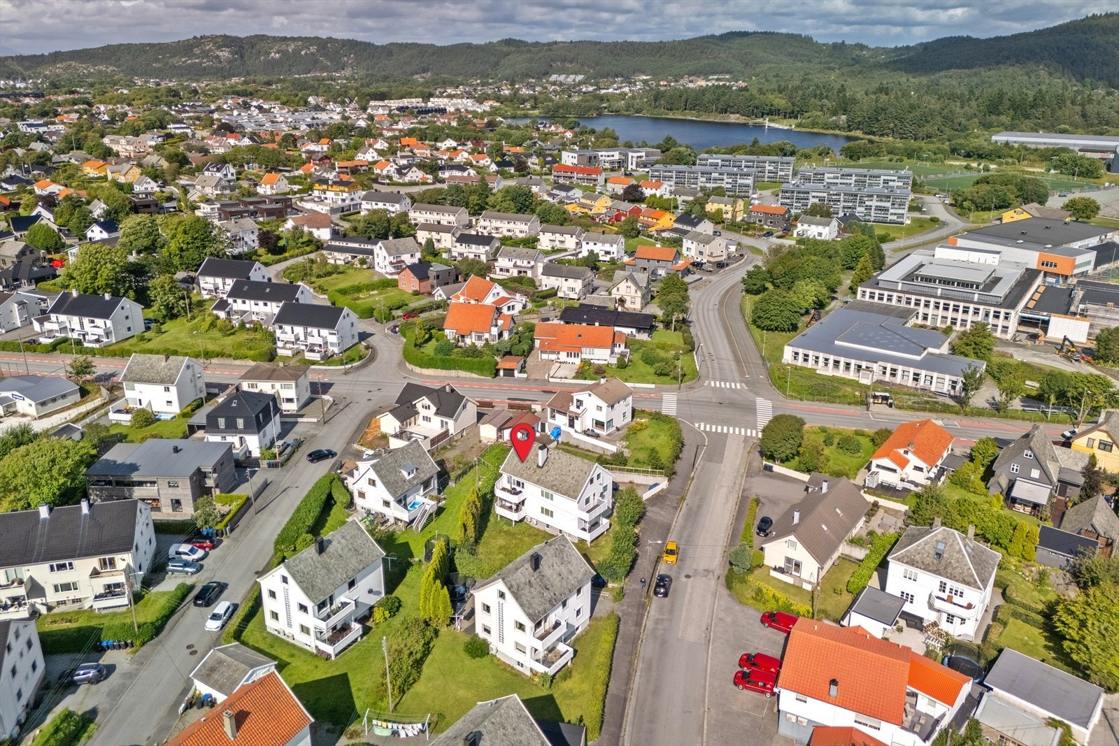 Nærhet til idrettsanlegg som Djervhallen og Haugebanen. Galleribilde