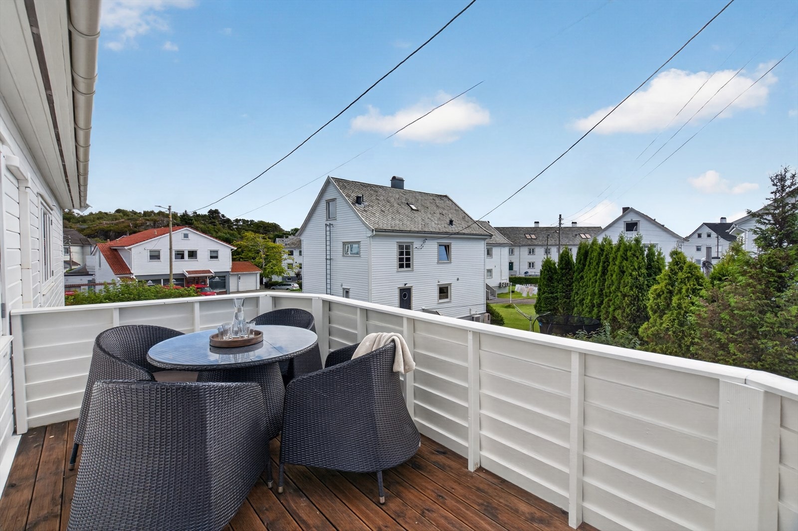 Fra stuen er det utgang til en vestvendt terrasse med plass til sittegruppe. Galleribilde
