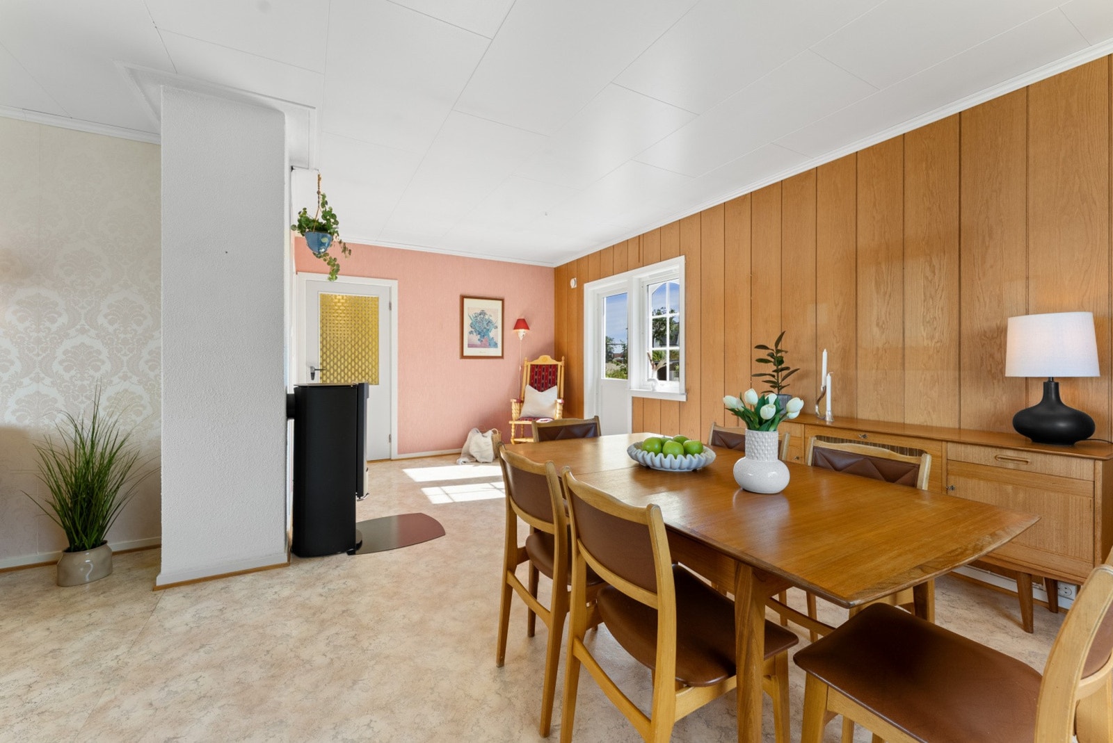 Fra spisestuen er det utgang til en av boligens balkonger. Galleribilde