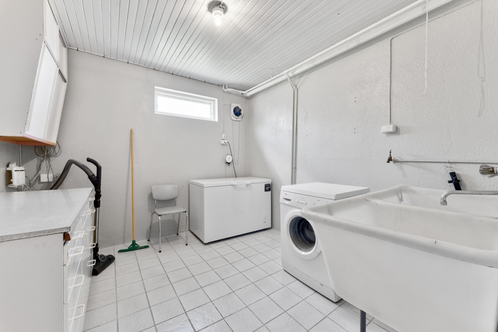 Stort vaskerom med opplegg for vaskemaskin og god plass til tørkestativ. Galleribilde