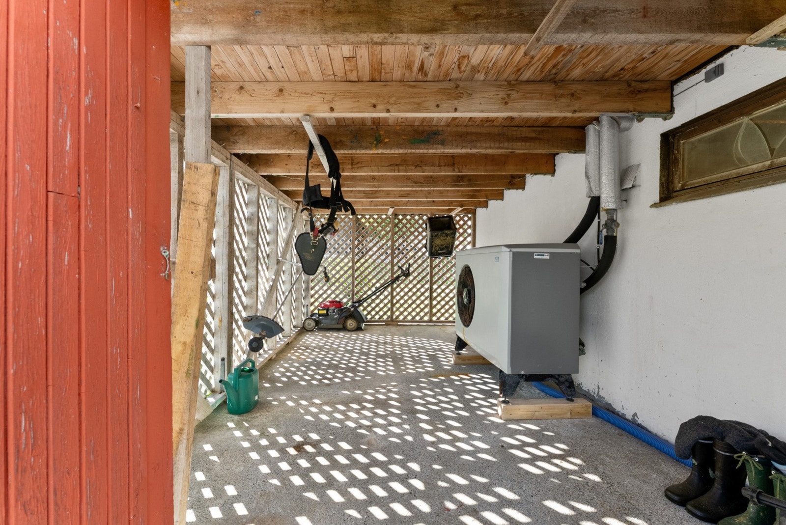 Her er det plass til hageredskaper, sykler og utemøbler. Galleribilde