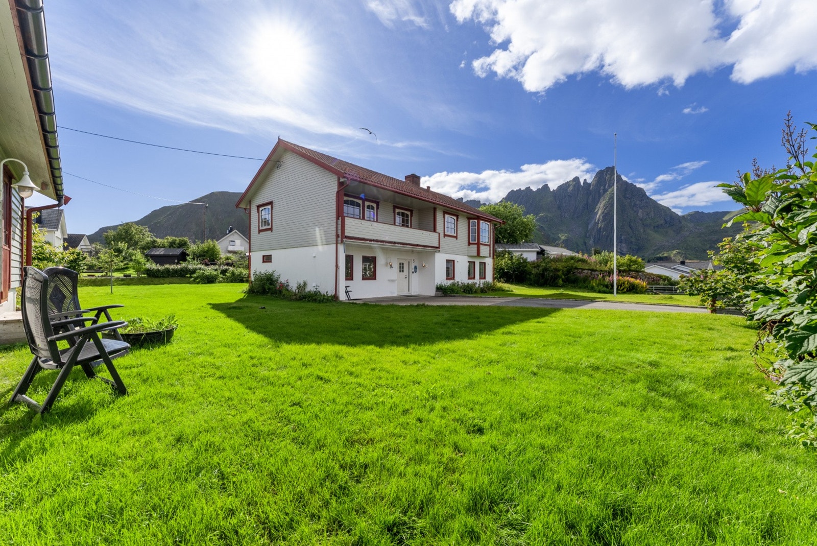 En stor og flat plen som er fantastisk for sommerdager. Galleribilde