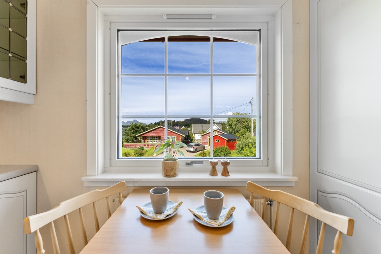 Start dagen med en kopp kaffe og utsyn over nabolaget. Galleribilde