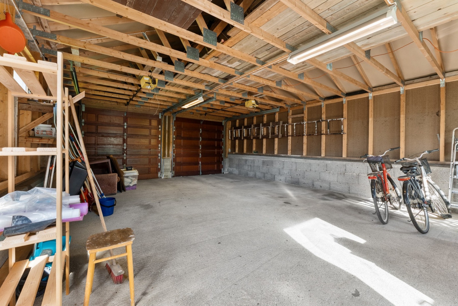 Romslig dobbelgarasje med god plass til parkering og lagring. Galleribilde