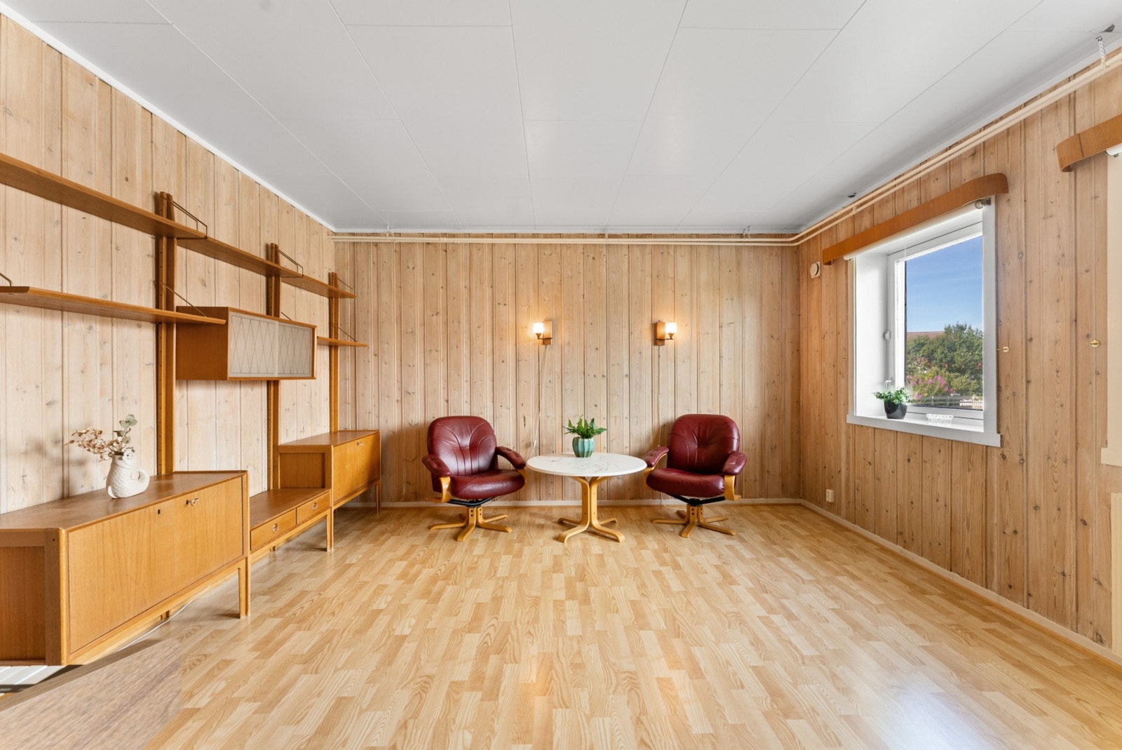 Disponiblet rom som i dag brukes som kjellerstue med trepanel på veggene som gir en lun atmosfære. Galleribilde