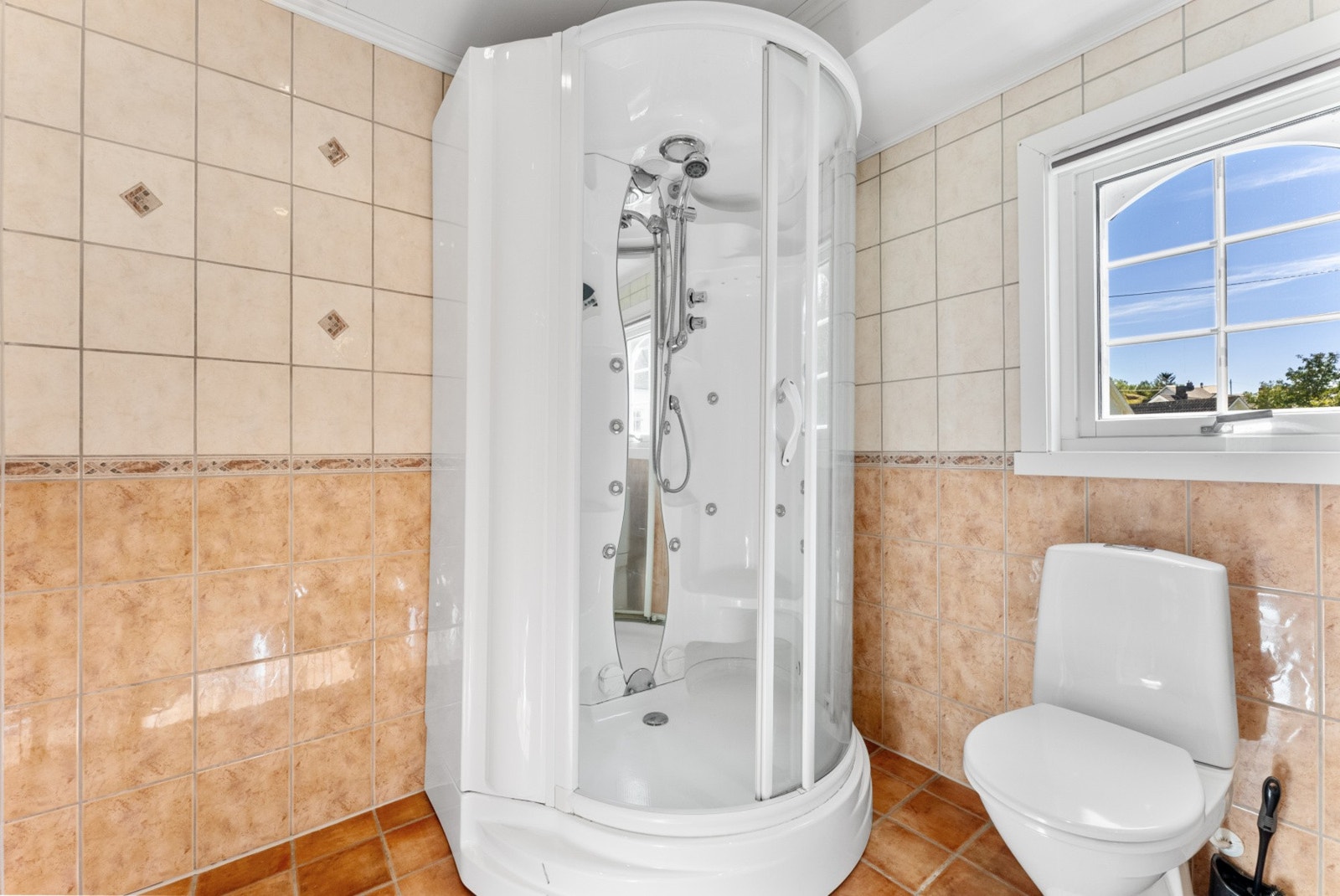 Badet er utstyrt med et praktisk dusjkabinett. Galleribilde