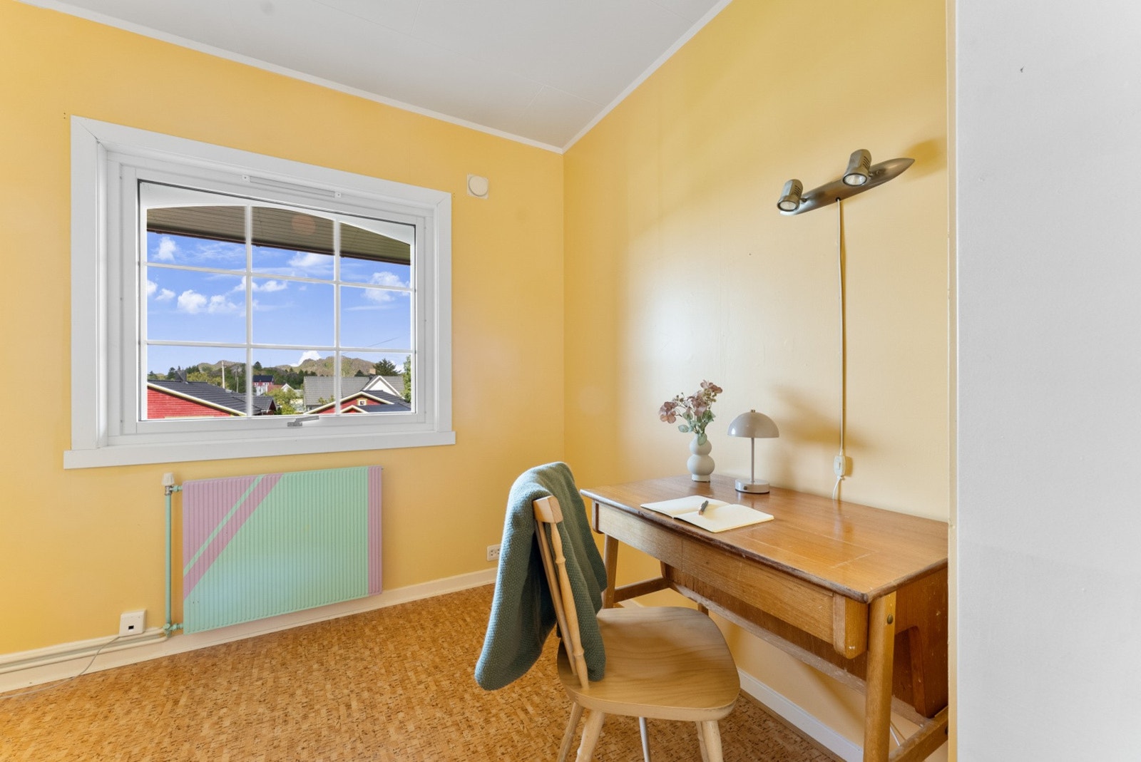 Et lyst rom som egner seg godt som hjemmekontor. Galleribilde