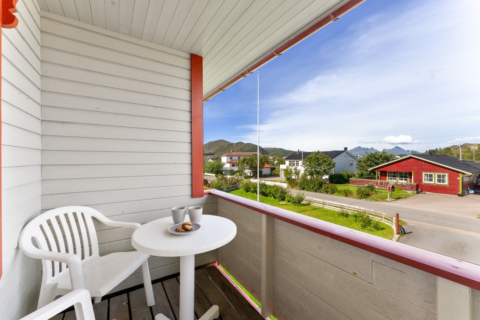 En fin uteplass med plass til et lite kafésett. Galleribilde