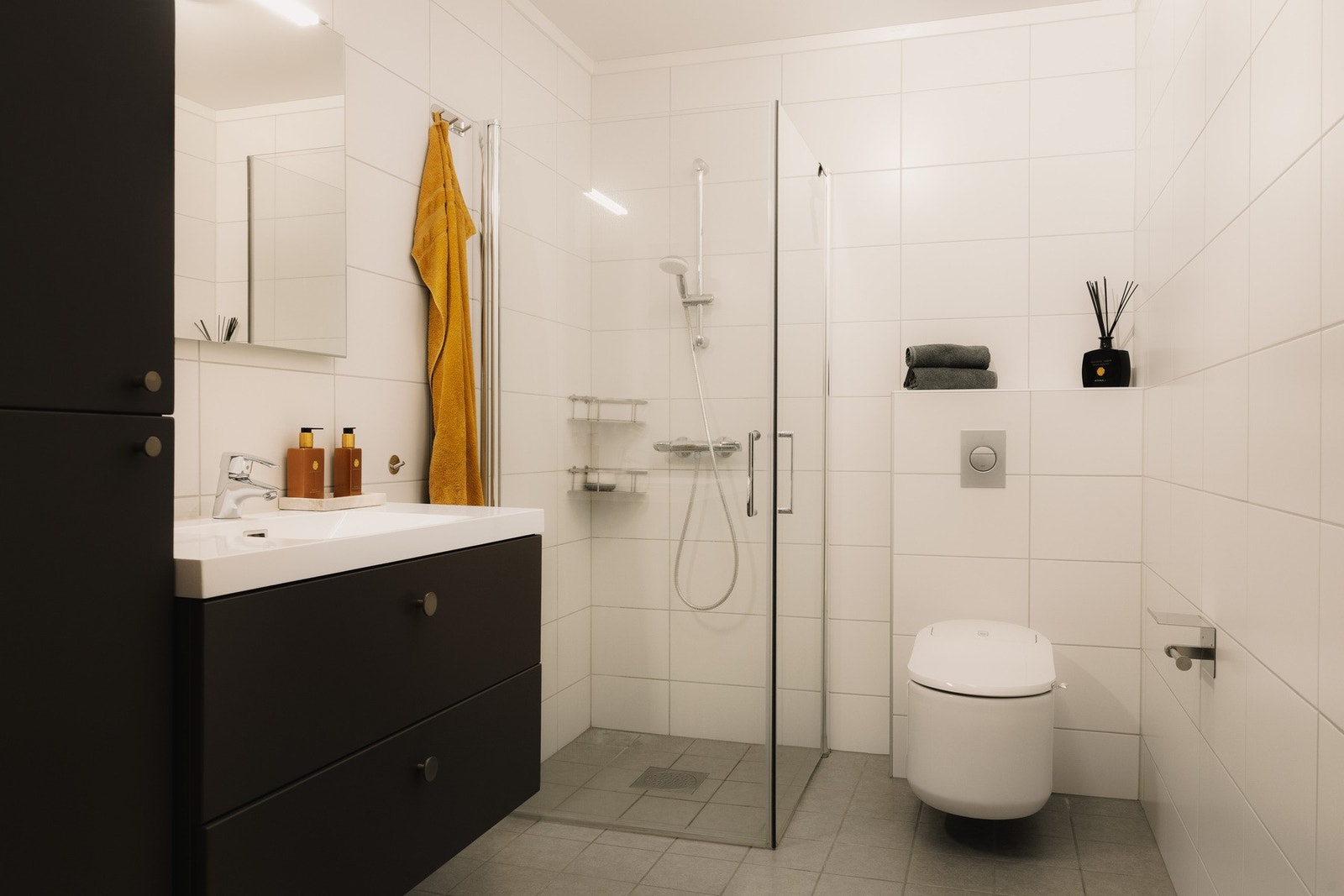 Hovedbadet ligger i andre etasje og fremstår stilrent og innbydende med flislagte overflater og vannbåren gulvvarme. Galleribilde