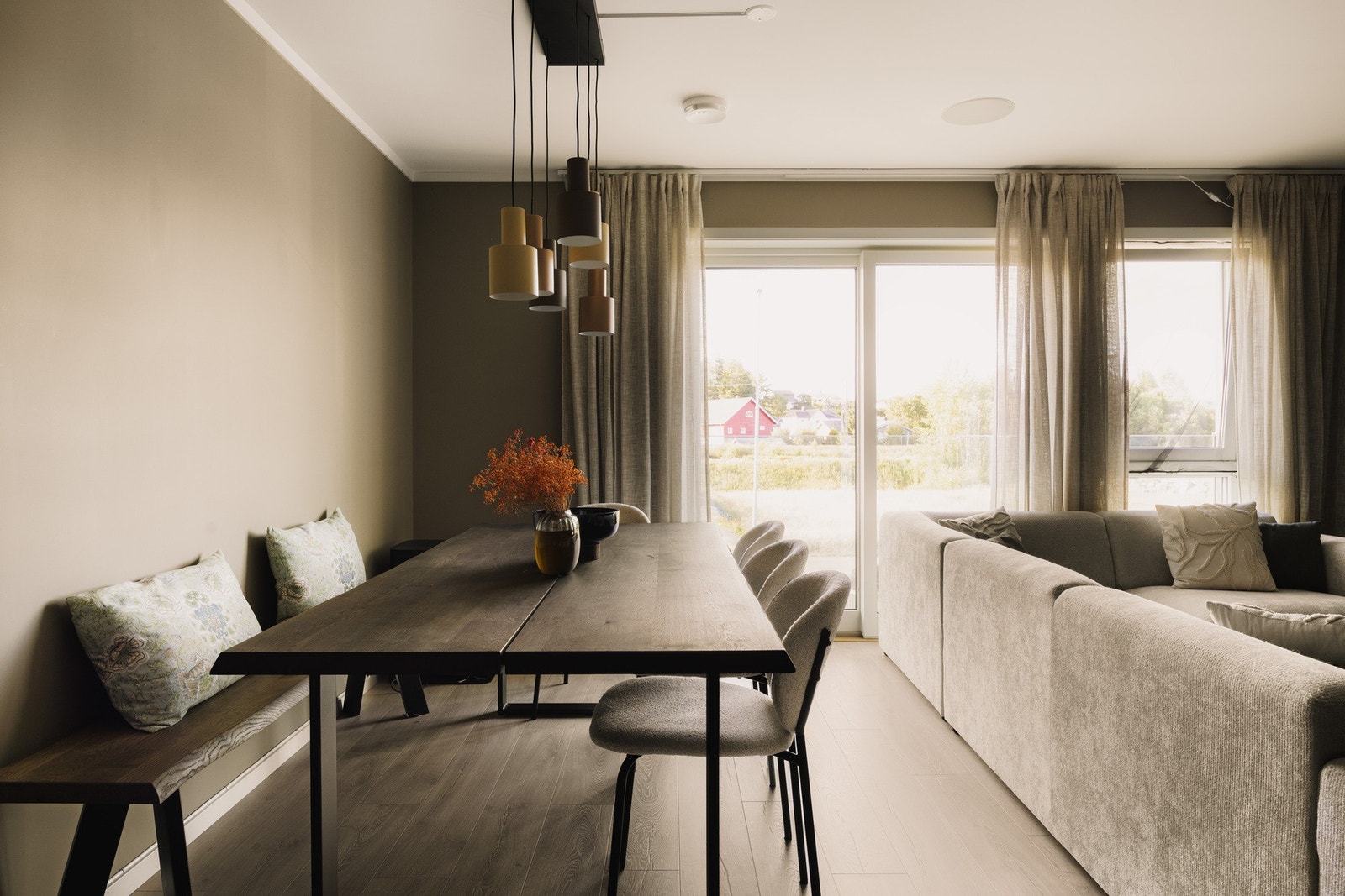 Her er det god plass til spisebord hvor familie og venner kan samles til hyggelige måltider. Galleribilde