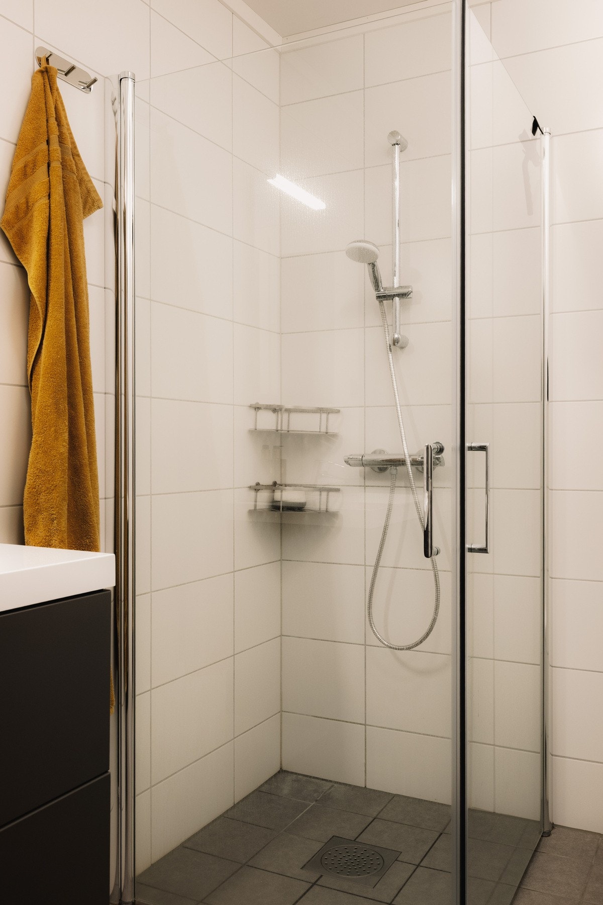 Badet har en god størrelse, ligger praktisk til i tilknytning til boligens soverom og har et dusjhjørne med innfellbare glassvegger. Galleribilde