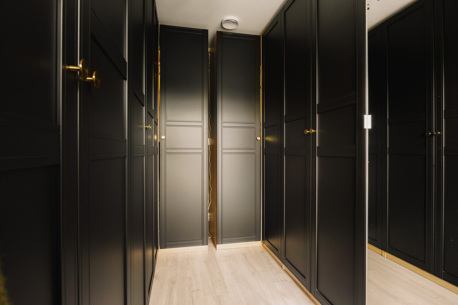 Fra hovedsoverommet er det direkte adkomst til et romslig walk-in-closet, som gir en praktisk og gjennomført løsning. Galleribilde