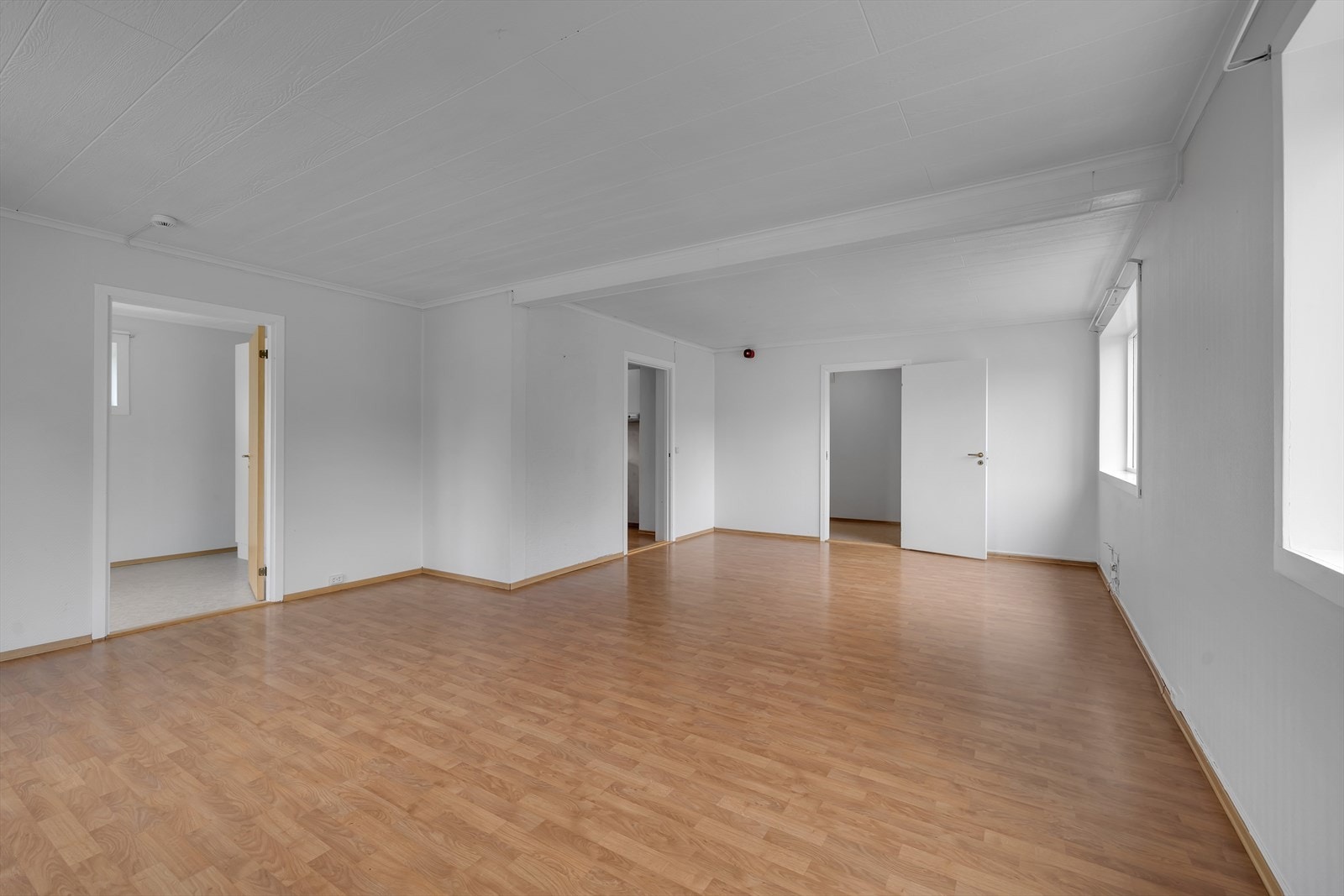 Boligen har gjennomgående behov for modernisering/renovering - noe som gir deg en sjelden mulighet for å få det akkurat slik du selv ønsker! Galleribilde