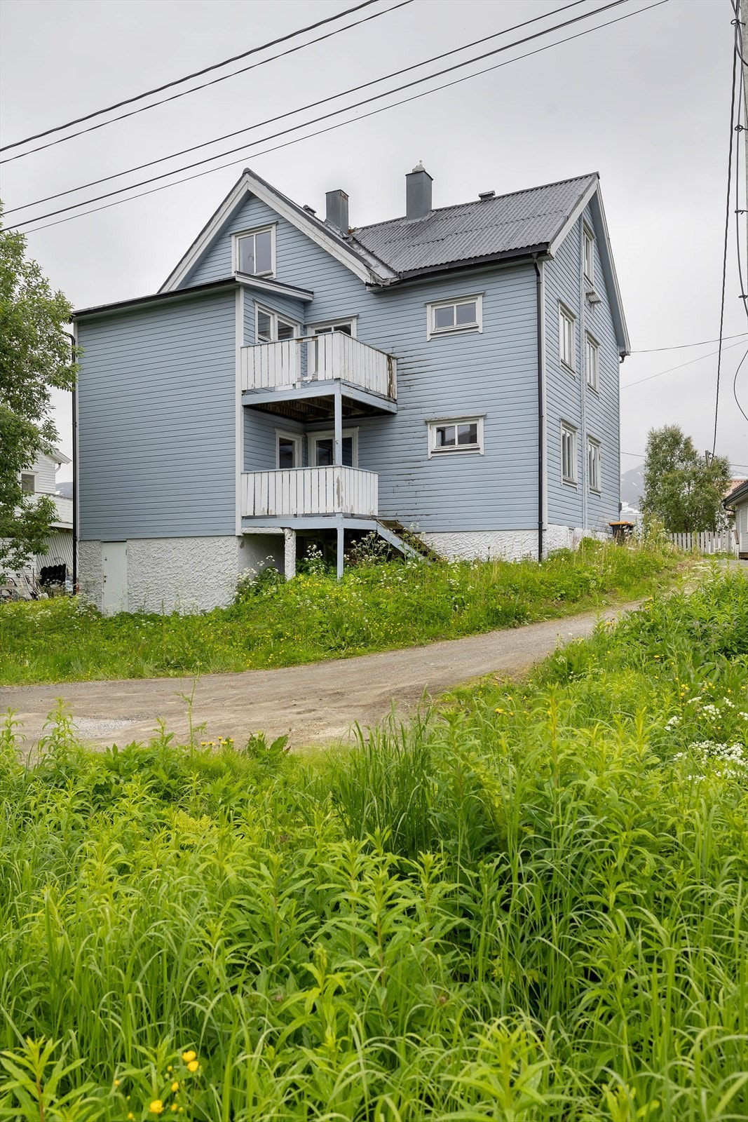 En hel tomannsbolig med renoveringsbehov! To romslige boenheter fordelt over fire plan! Attraktiv beliggenhet sentralt på Tromsøya! Galleribilde