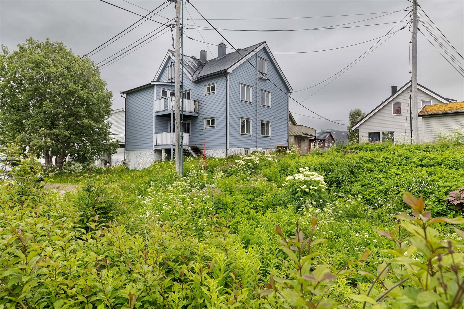 Boligen har en attraktiv beliggenhet sentralt på toppen av Tromsøya! Her er det kort vei til det aller meste - med gangavstand til både sentrum og diverse annet. Galleribilde