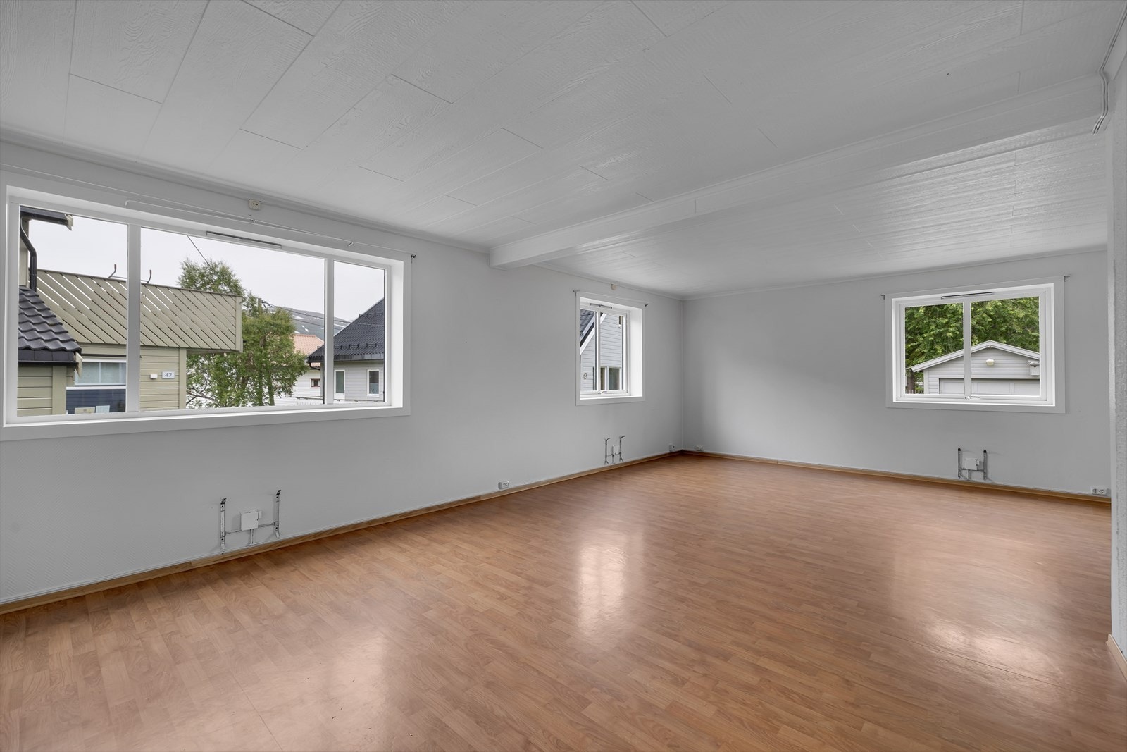 Boenheten i 1.etasje består av 2 soverom, en romslig stue, kjøkken, bad og en bod. Galleribilde
