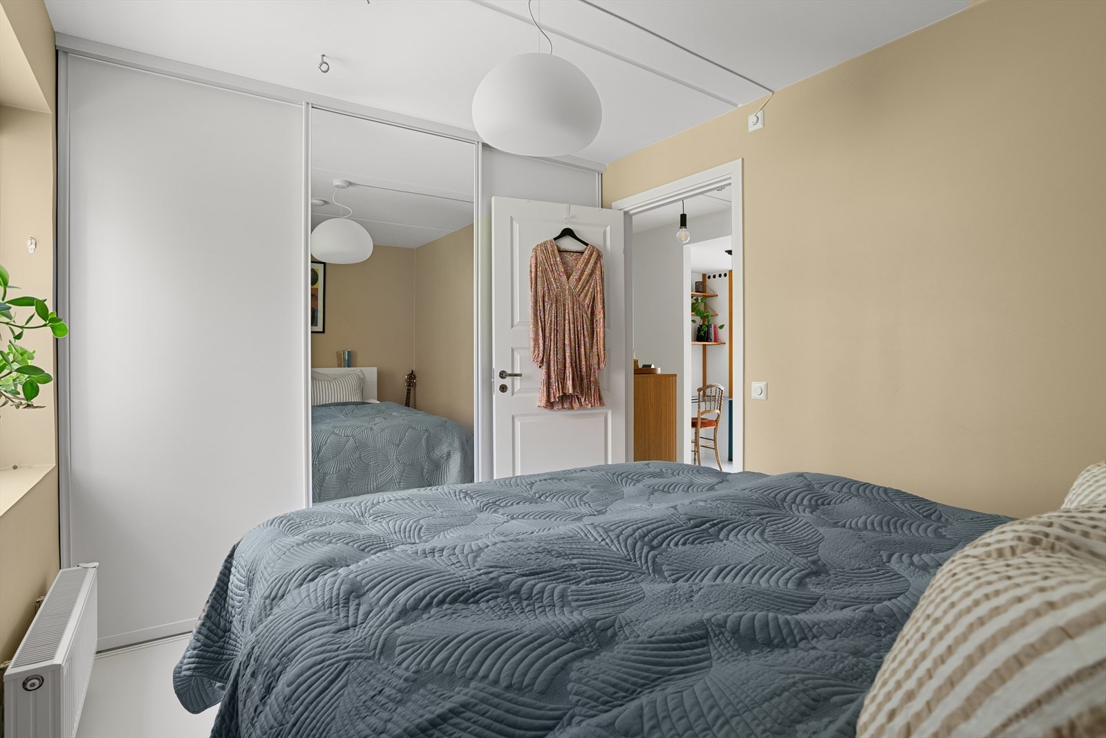 Hovedsoverommet er innredet med et stort skap, det gir godt med oppbevaringsplass. Galleribilde